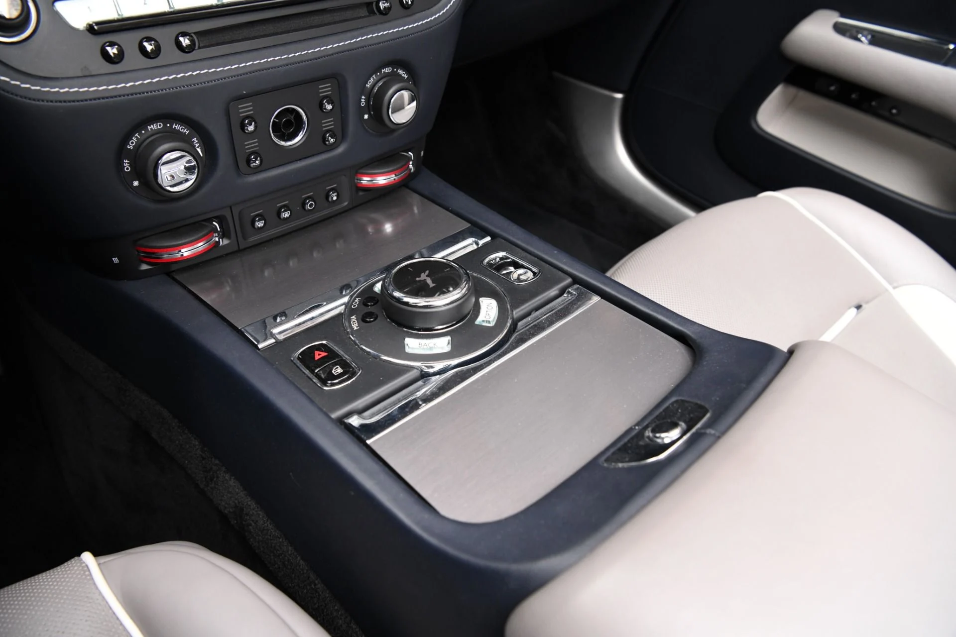 mph015_2968170472_9708_p17_l_9f5a83752c