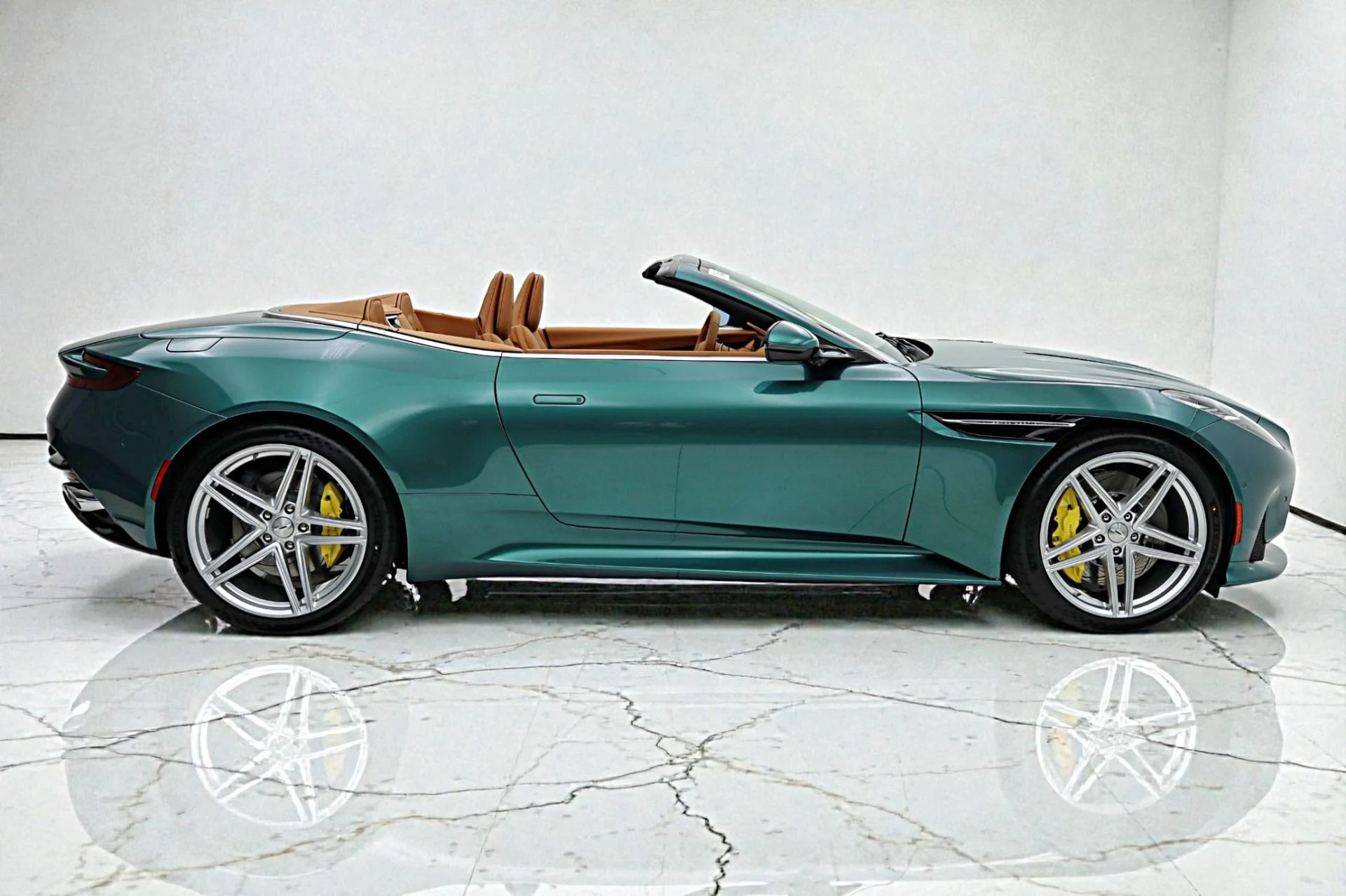 mph015_2975024356_New_2026_Aston_Martin_DB_12_Volante_95312bfeaa