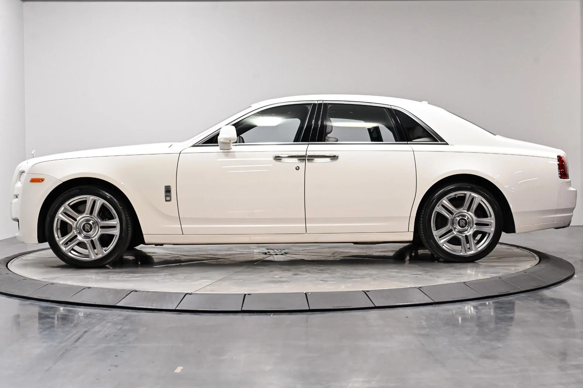 mph015_2980567166_Used_2017_Rolls_Royce_Ghost_Base_1793114215_f3c6f8cbbd