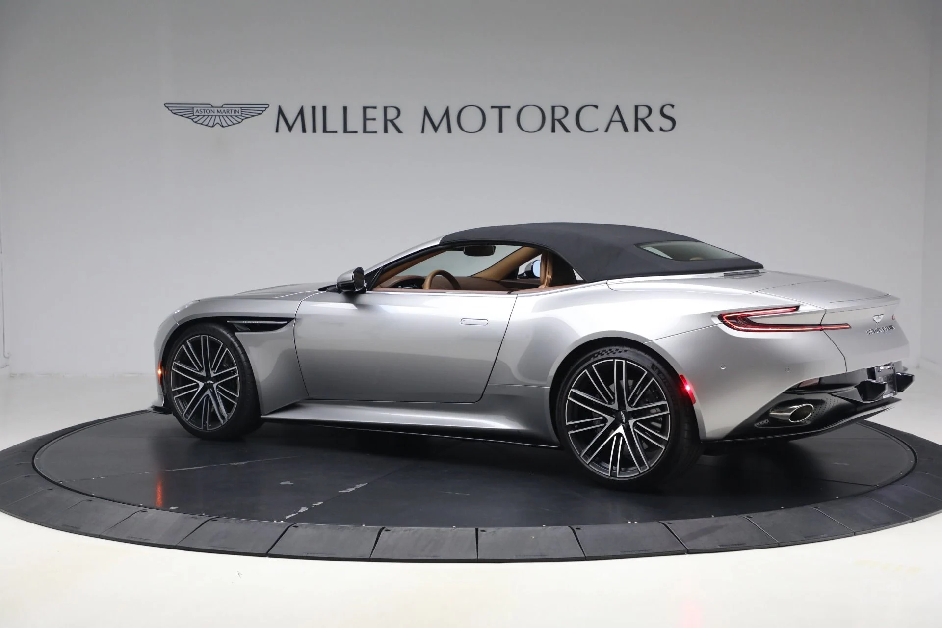 mph015_2987602767_Used_2024_Aston_Martin_DB_12_Volante_1792860584_8f2be93913