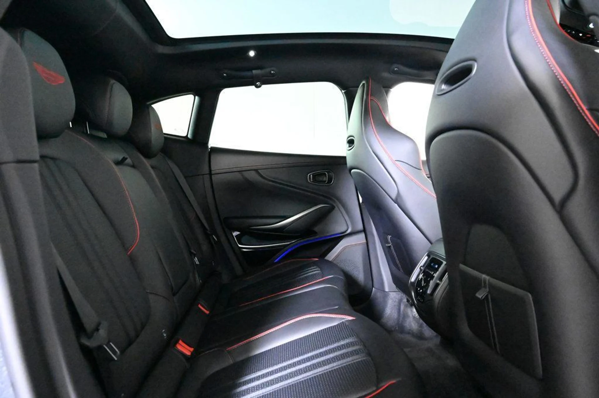 mph015_2991799252_new_2026_aston_martin_dbx_707awd_11350_22972758_16_1024_c32f843ea0