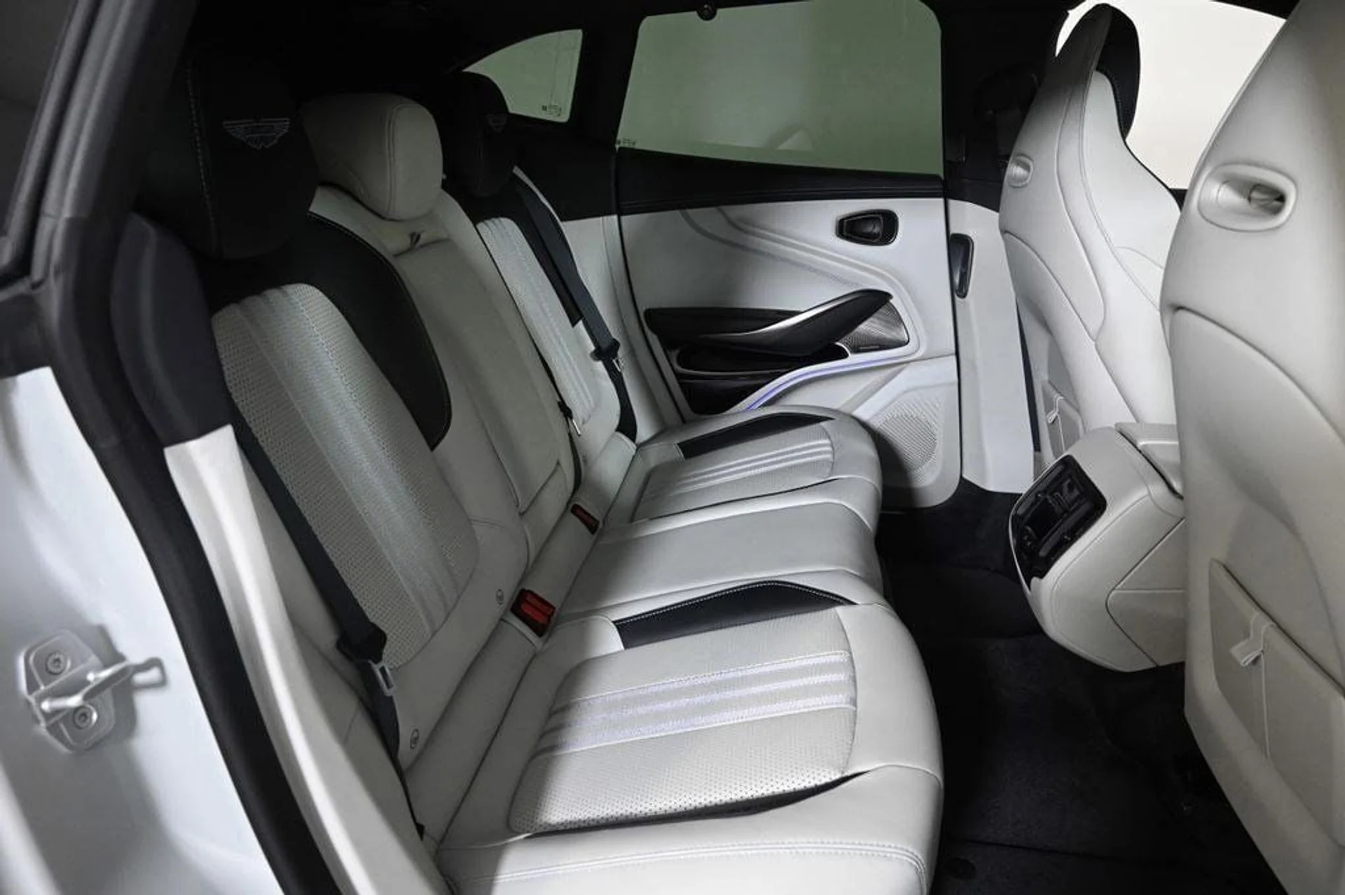mph015_2992192478_new_2025_aston_martin_dbx_707awd_11350_22854859_15_1024_a7dcd6a0ae