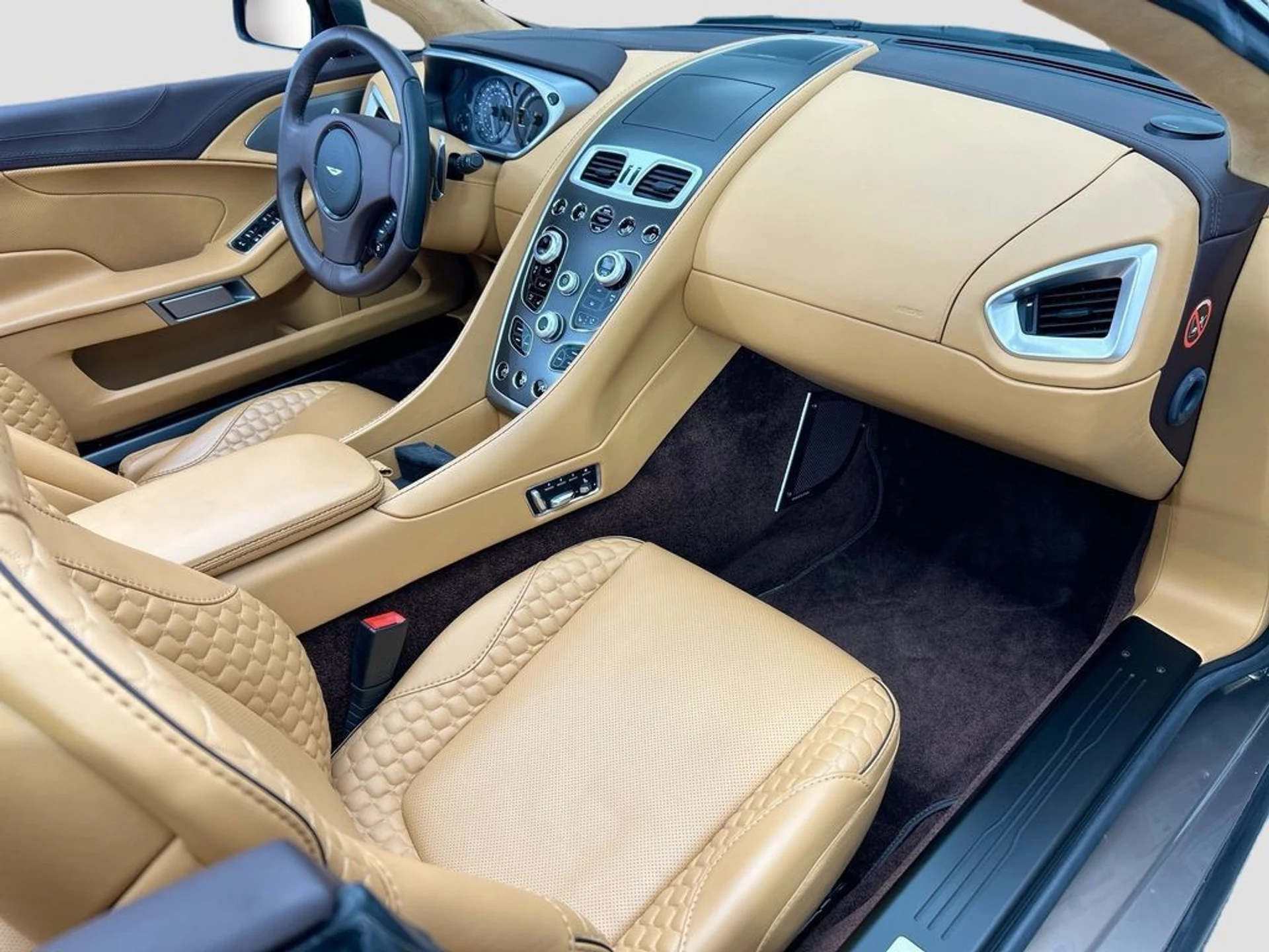 mph015_2994351354_used_2017_aston_martin_vanquish_volante_8119_22986074_16_1024_ddceb92f7c