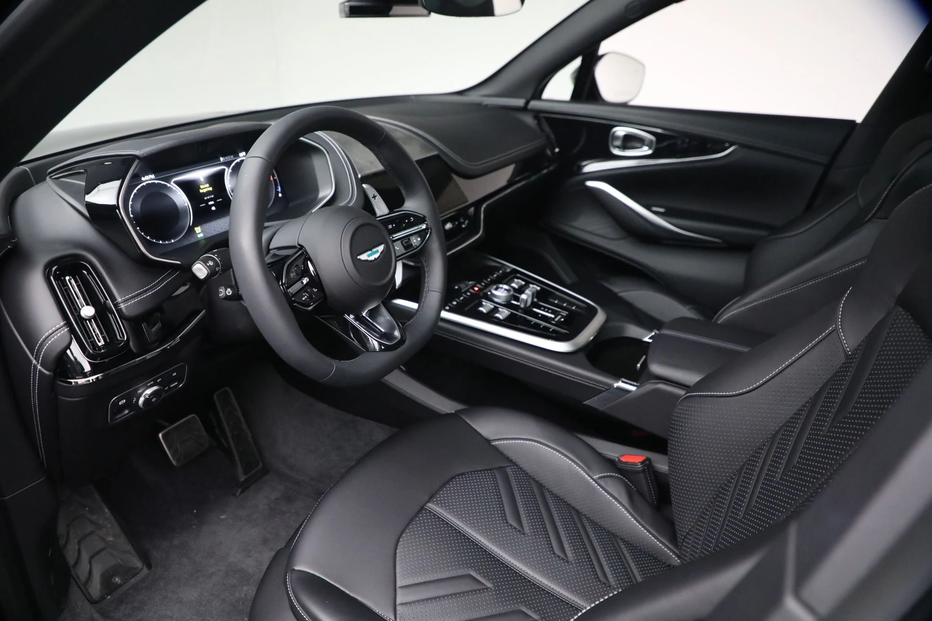 mph015_30294937_New_2026_Aston_Martin_DBX_S_1771452584_3a4b008fcf