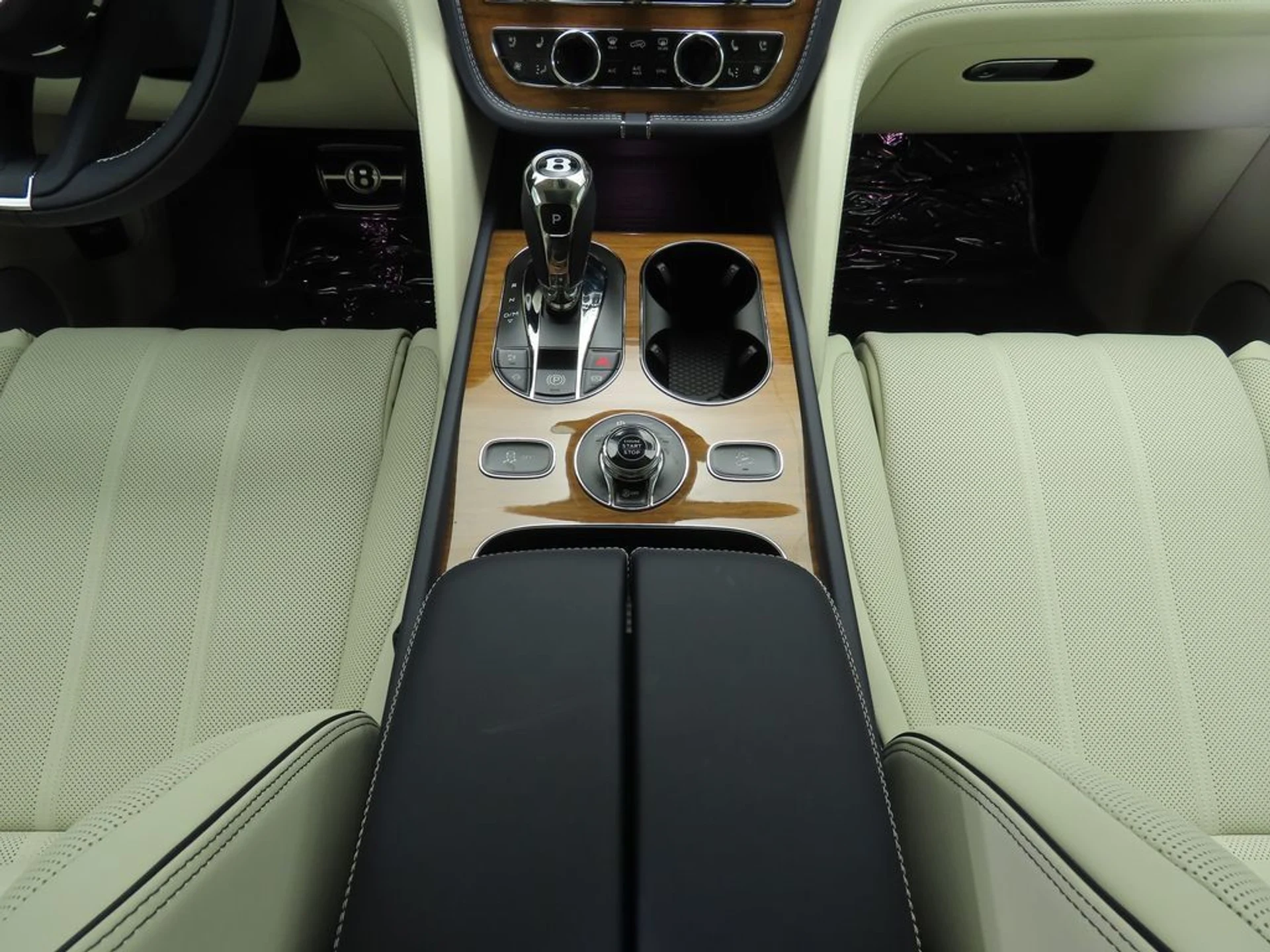 mph015_3031957891_new_2025_bentley_bentayga_v8awd_8119_22909990_16_1024_12206b7e1b