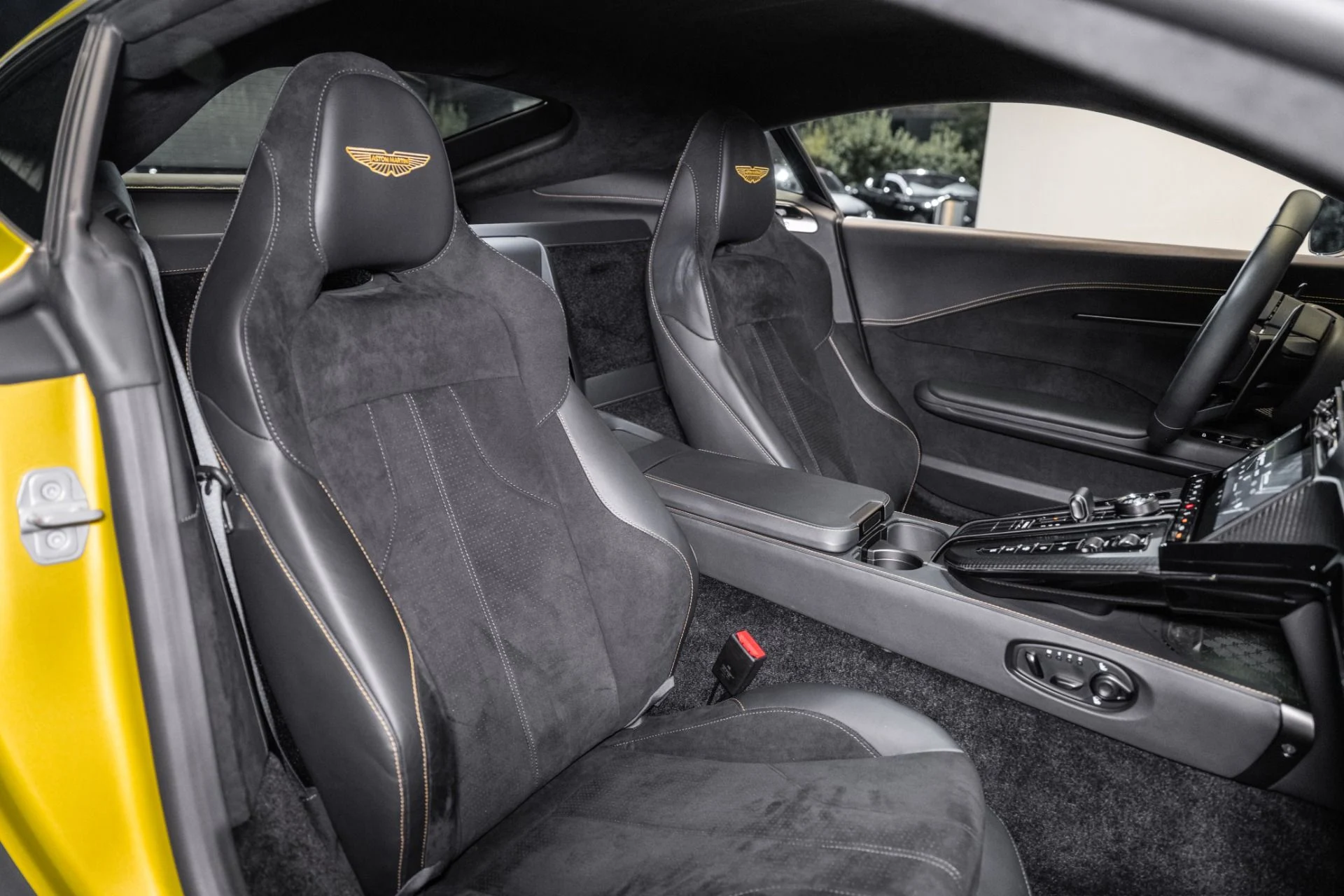 mph015_3059002326_Used_2025_Aston_Martin_Vantage_1751990746_4009d89964