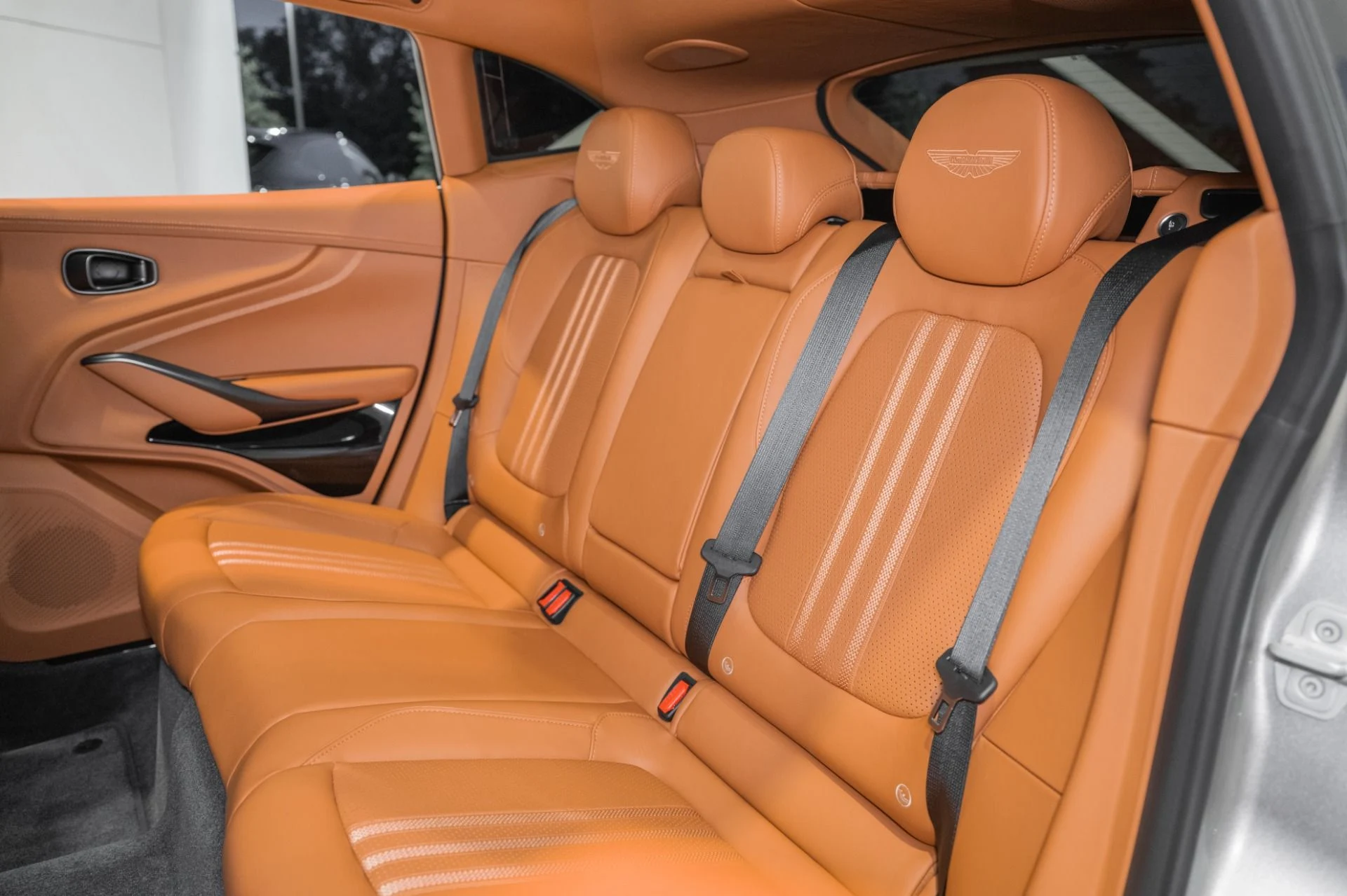 mph015_3077824312_New_2026_Aston_Martin_DBX_707_1786372165_ee788086f8