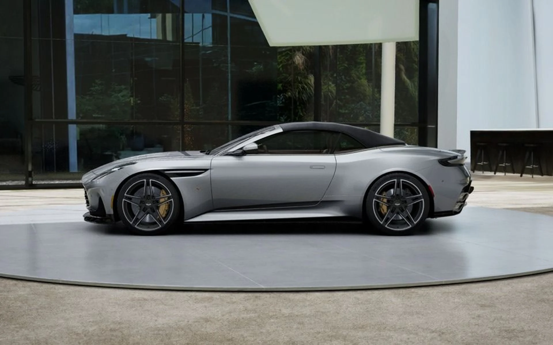 mph015_3086708022_New_2027_Aston_Martin_DB_12_S_Volante_In_Transit_d16165c94c