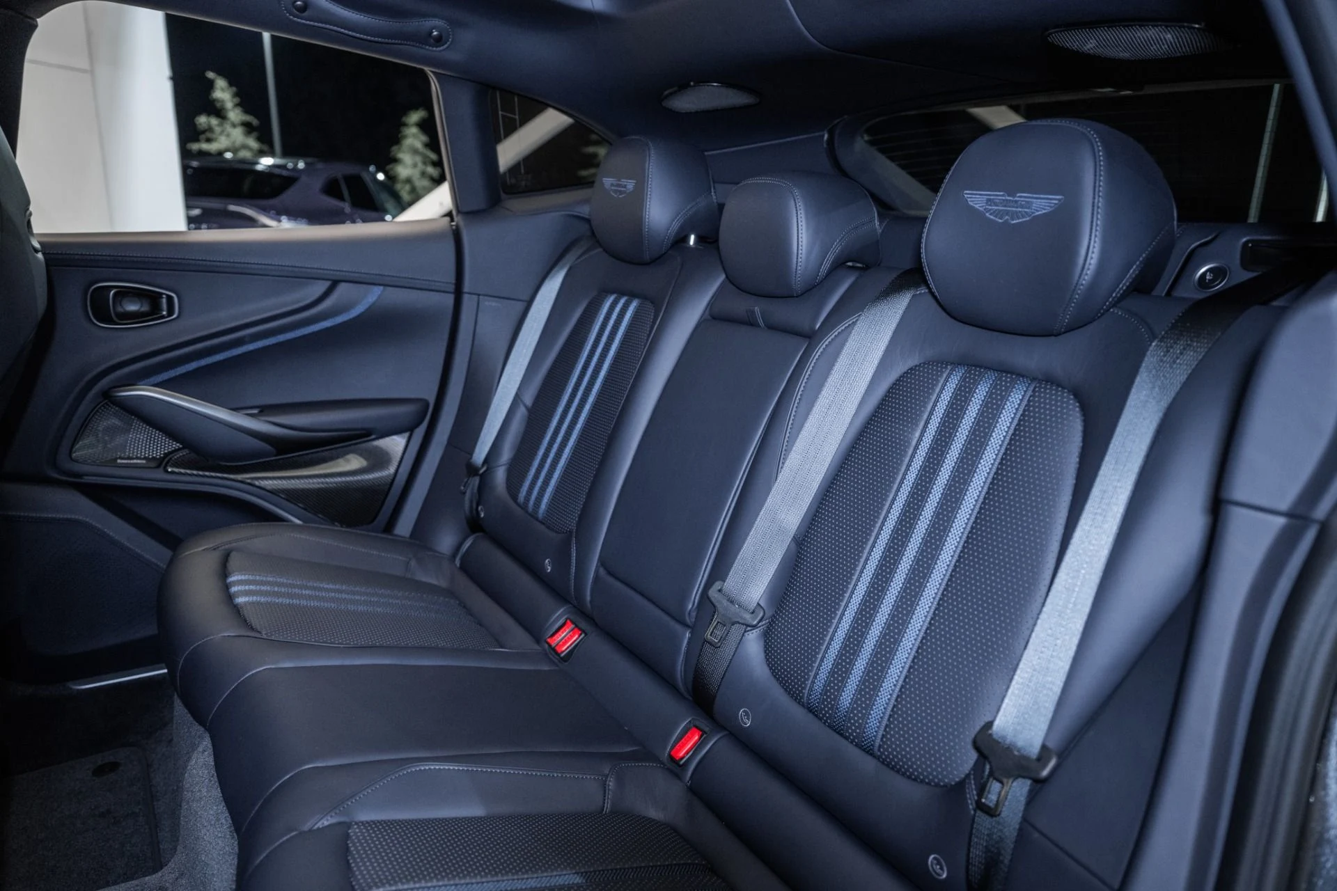 mph015_3109894824_Used_2025_Aston_Martin_DBX_707_1754709382_2dd66478a4