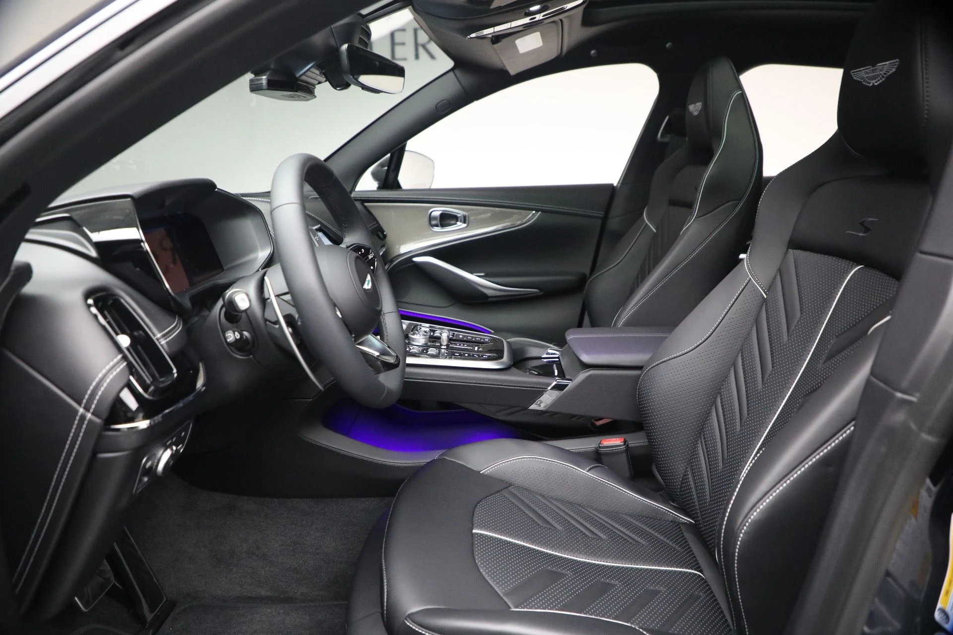 mph015_3122598479_New_2026_Aston_Martin_DBX_S_1767984157_e0c58d6388