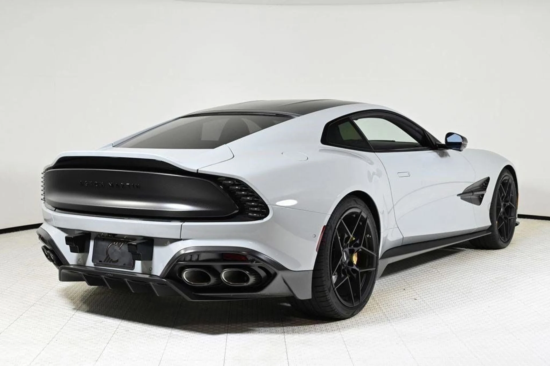 mph015_3124105711_used_2025_aston_martin_vanquish_coupe_11350_22829268_15_1024_44eefea4f3