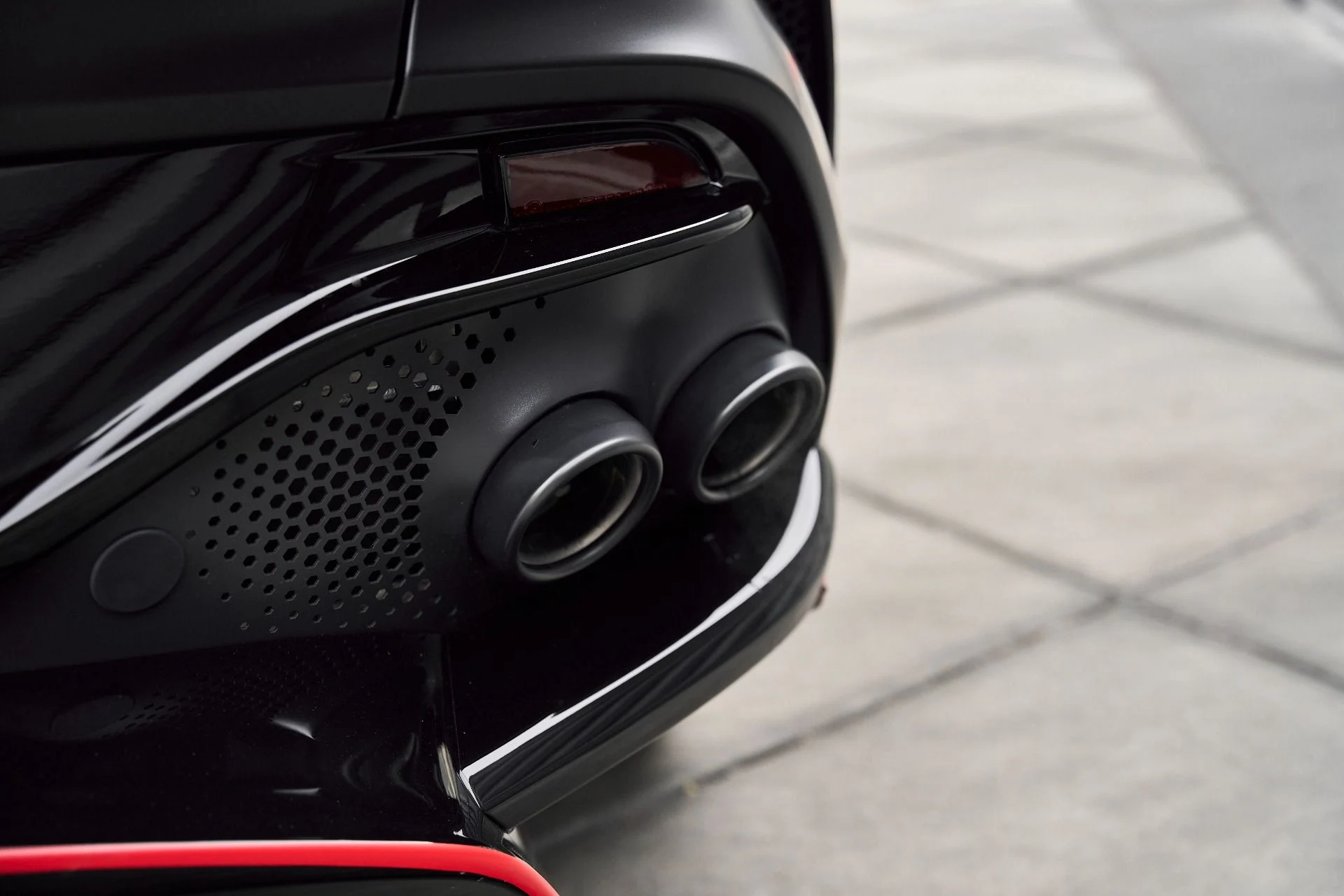 mph015_3125401034_Used_2025_Aston_Martin_DBX_707_1766785291_17bb4381f5