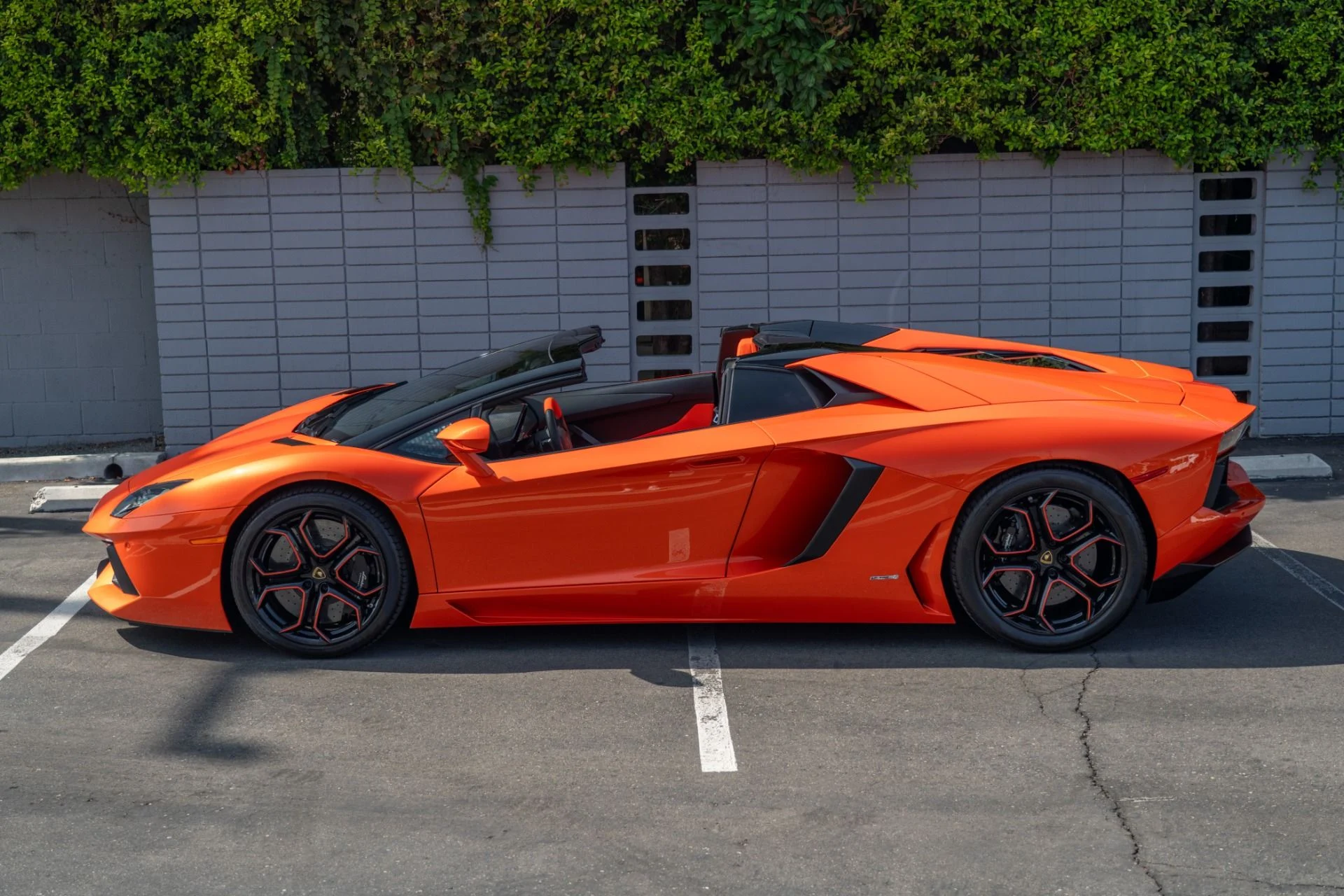 mph015_312636159_Used_2014_Lamborghini_Aventador_LP_700_4_1759878623_b102b636d6