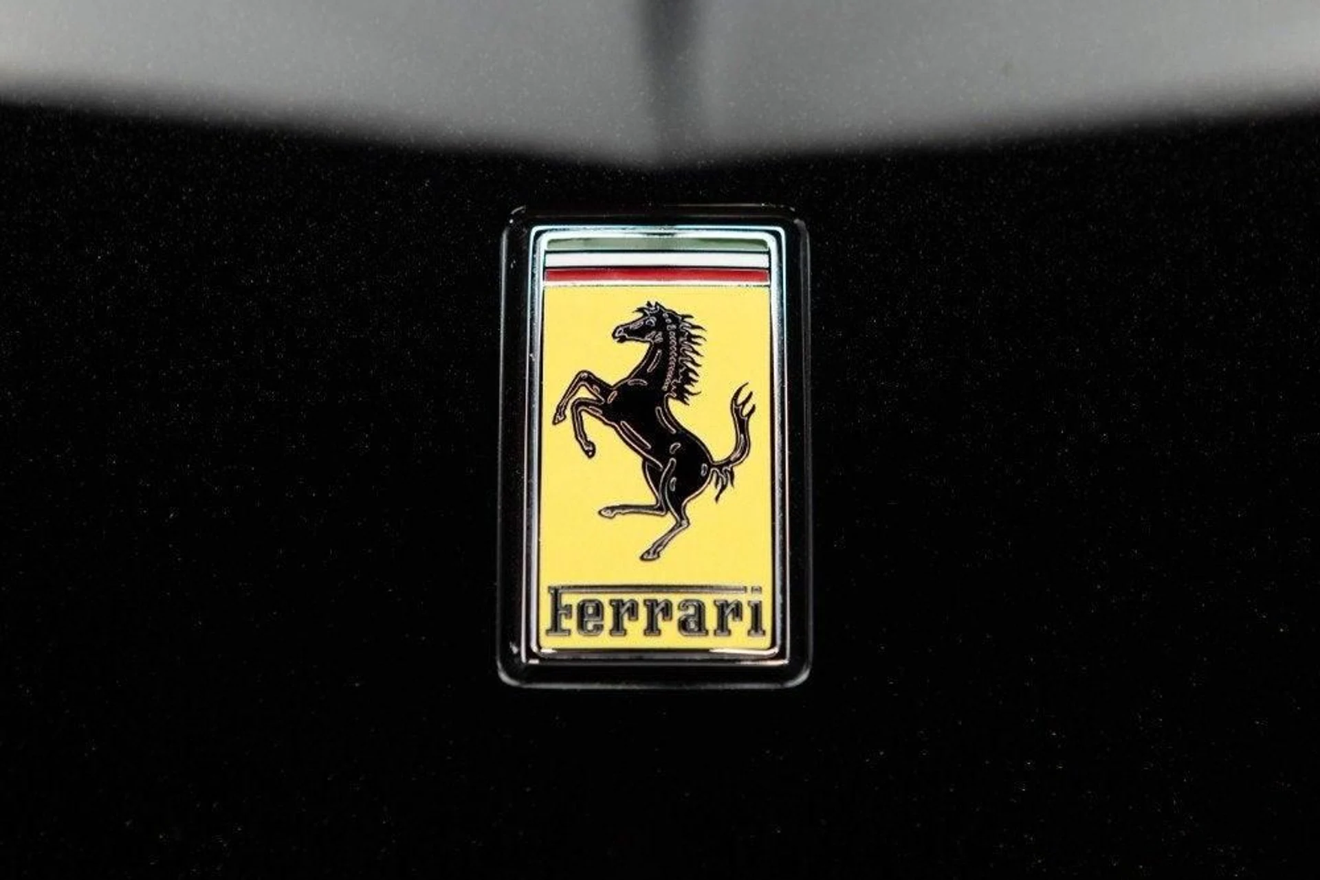 mph015_3145385128_Used_2025_Ferrari_Purosangue_1777382808_76830b3191