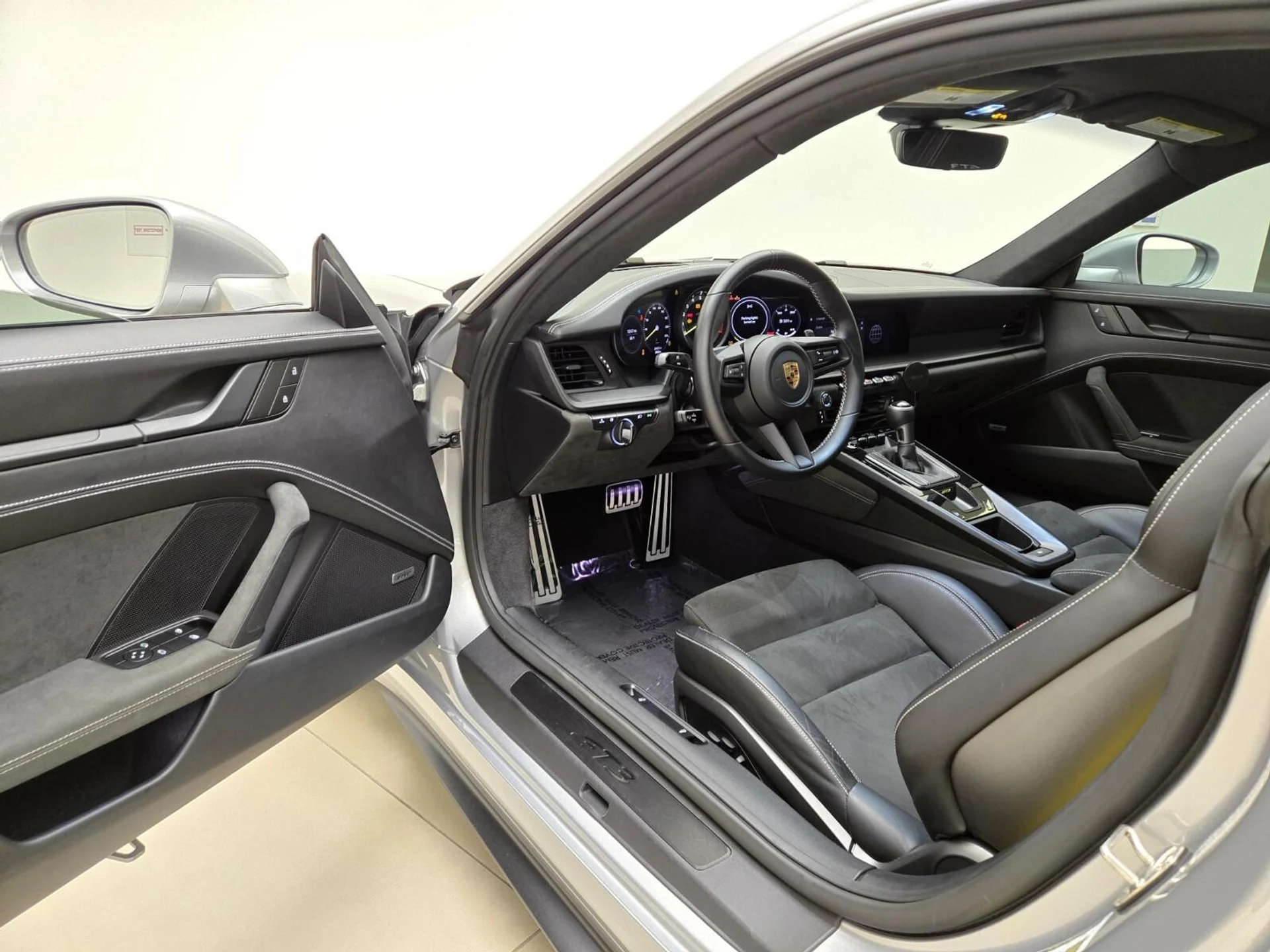 mph015_3145985077_Used_2022_Porsche_911_GT_3_1768977958_efd934363e