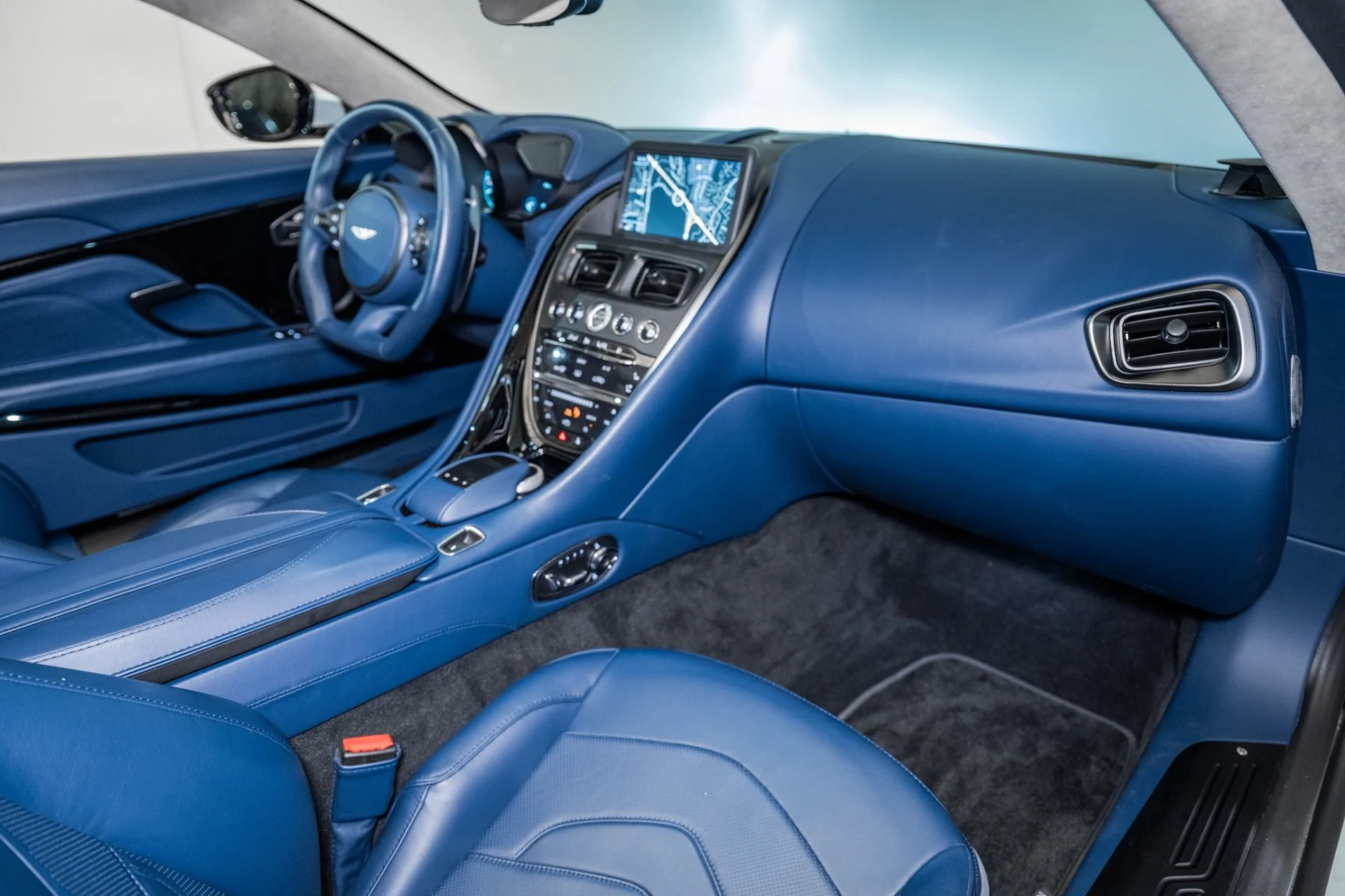 mph015_3180938355_Used_2020_Aston_Martin_DBS_Superleggera_1753546861_60f33c9587