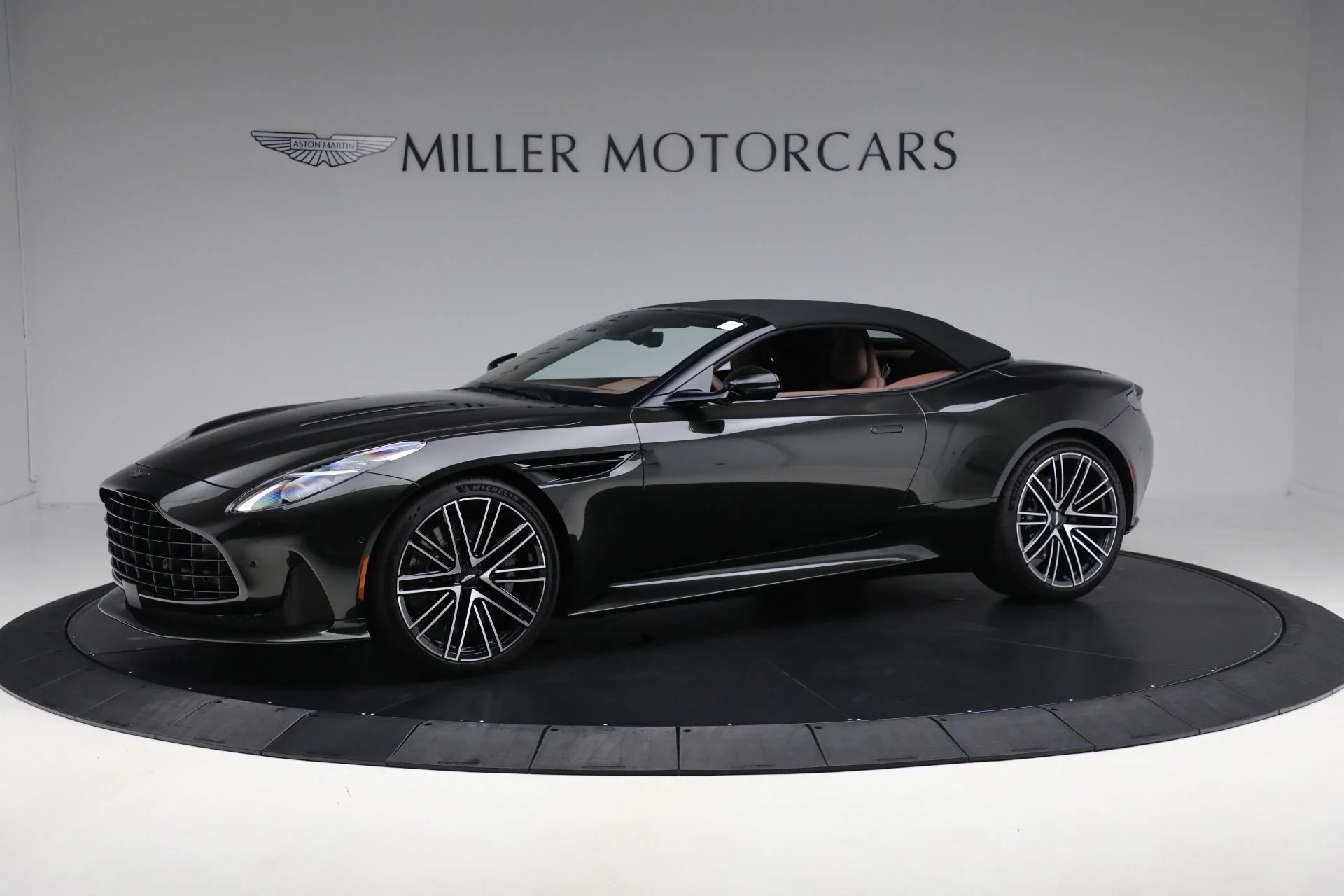 mph015_3189978455_Used_2024_Aston_Martin_DB_12_Volante_cc82895102