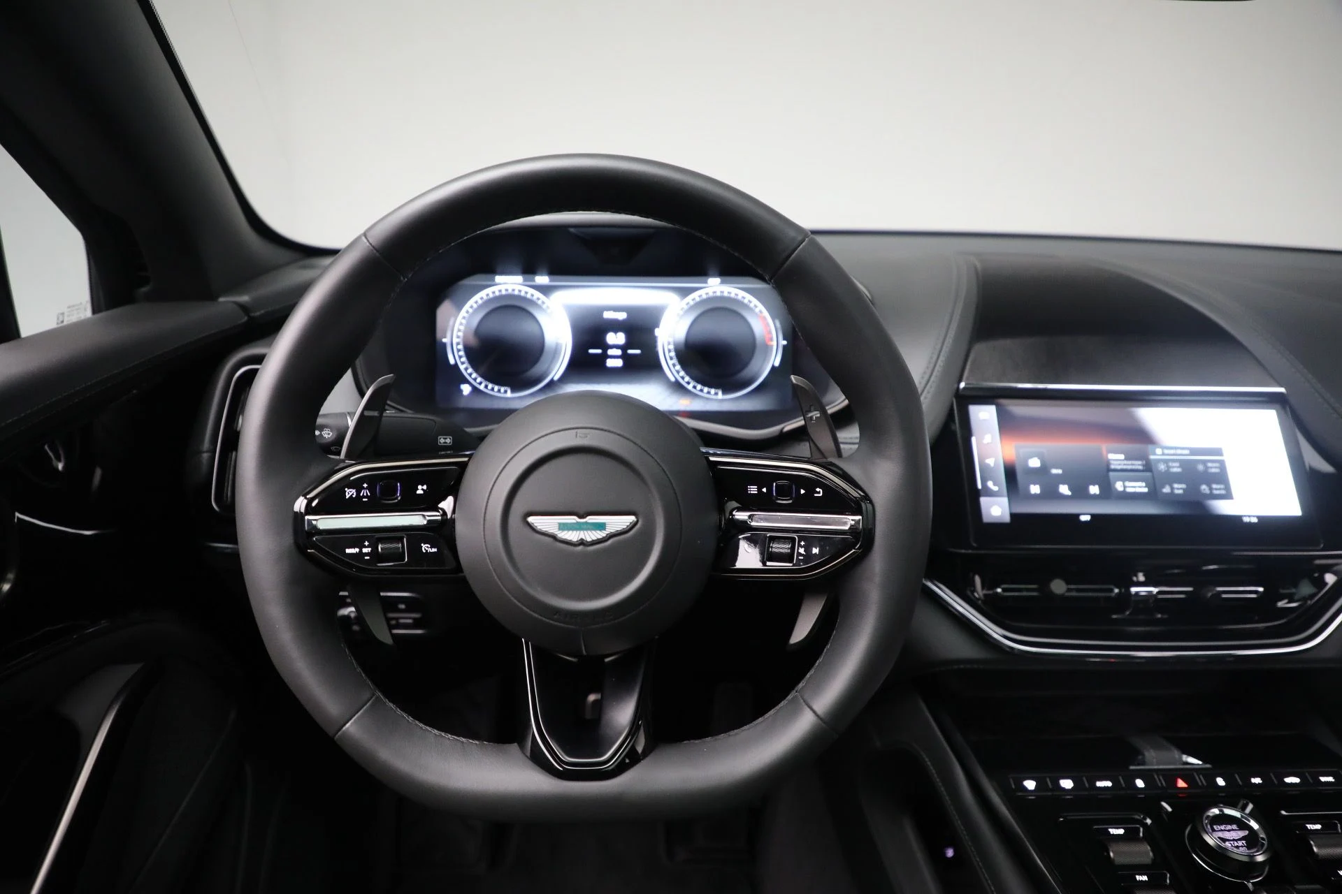 mph015_3194362431_New_2025_Aston_Martin_DBX_707_1762018439_2771be82ae