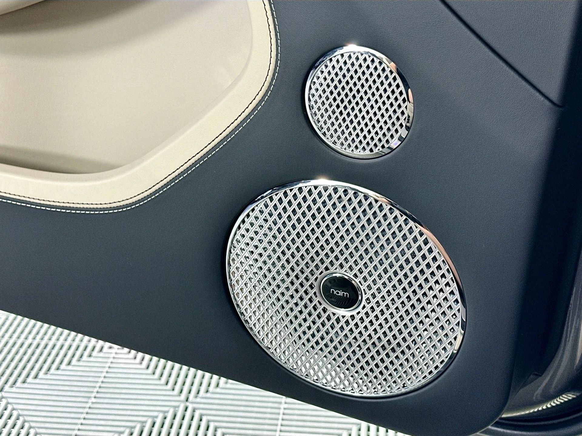 mph015_3200946904_16_67404d9c6a