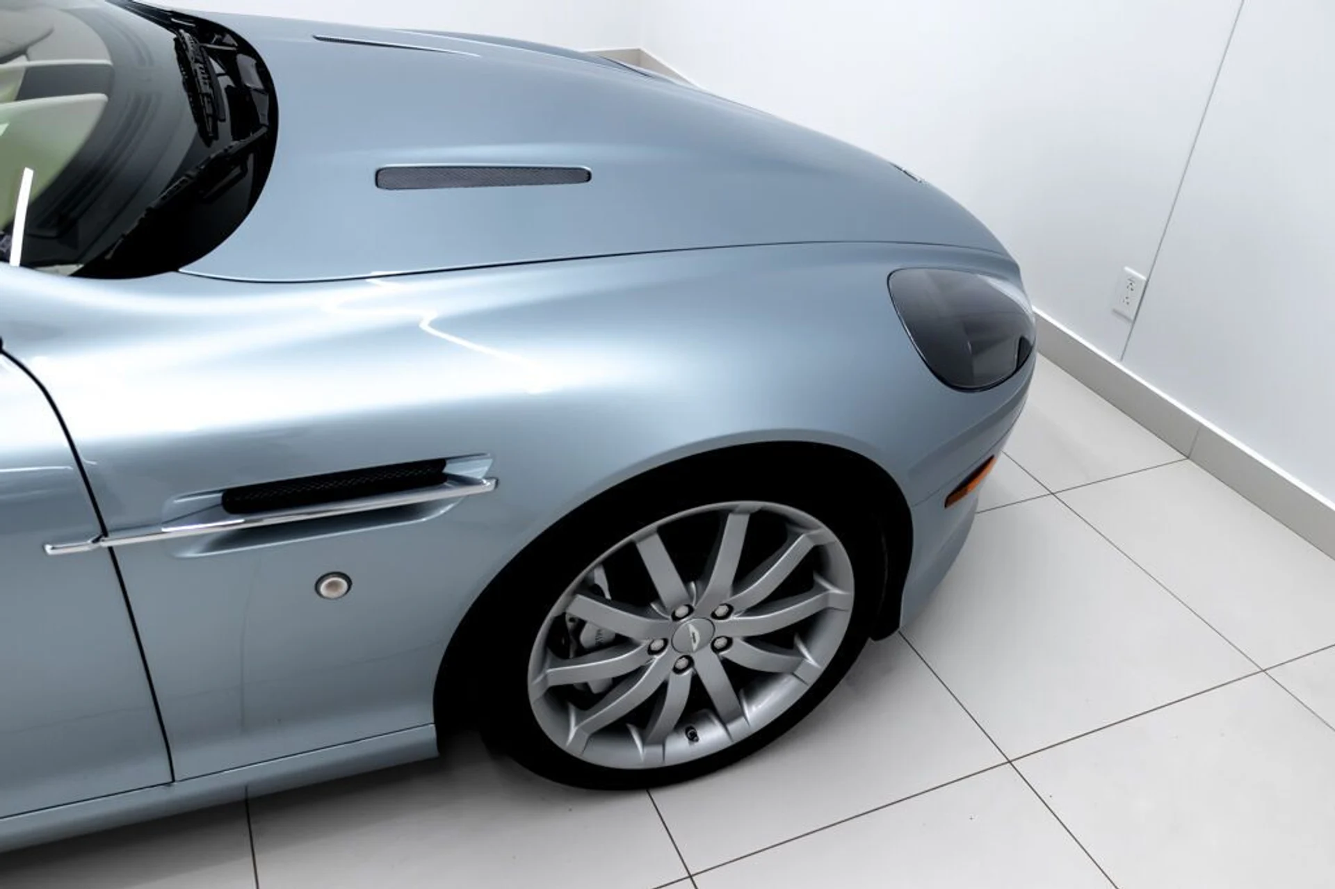mph015_3211062879_aston_martin_db9_2005_jpg_v_1754355020_3622d1db23
