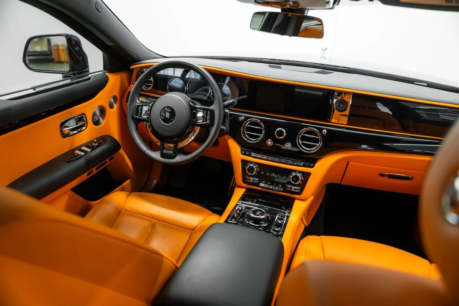 mph015_3220187325_rolls_royce_ghost_2021_jpg_v_1754355020_8b9b27db8b