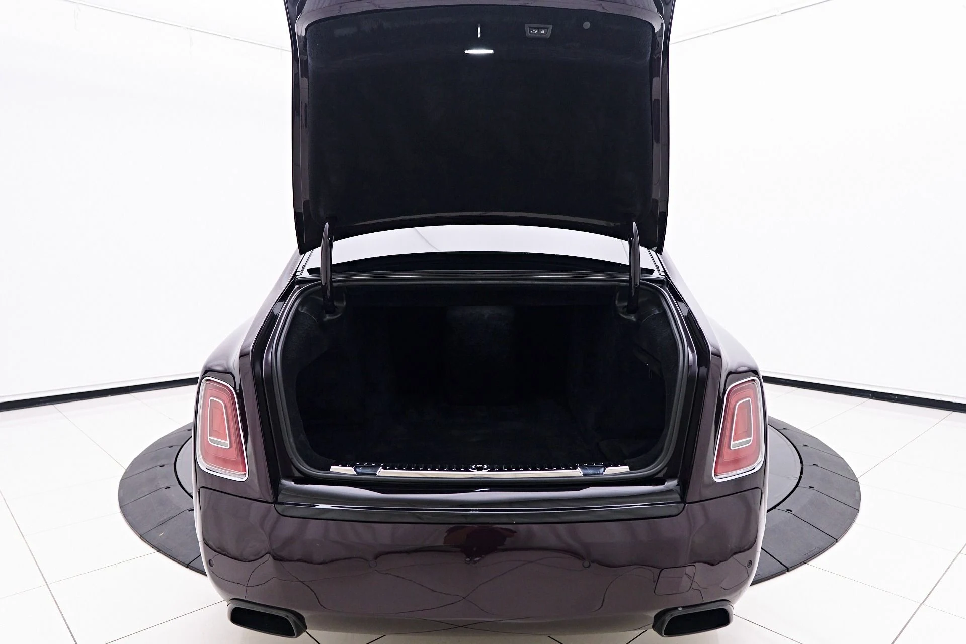 mph015_3236385166_Used_2019_Rolls_Royce_Phantom_Base_1747772635_cd0b9c5996