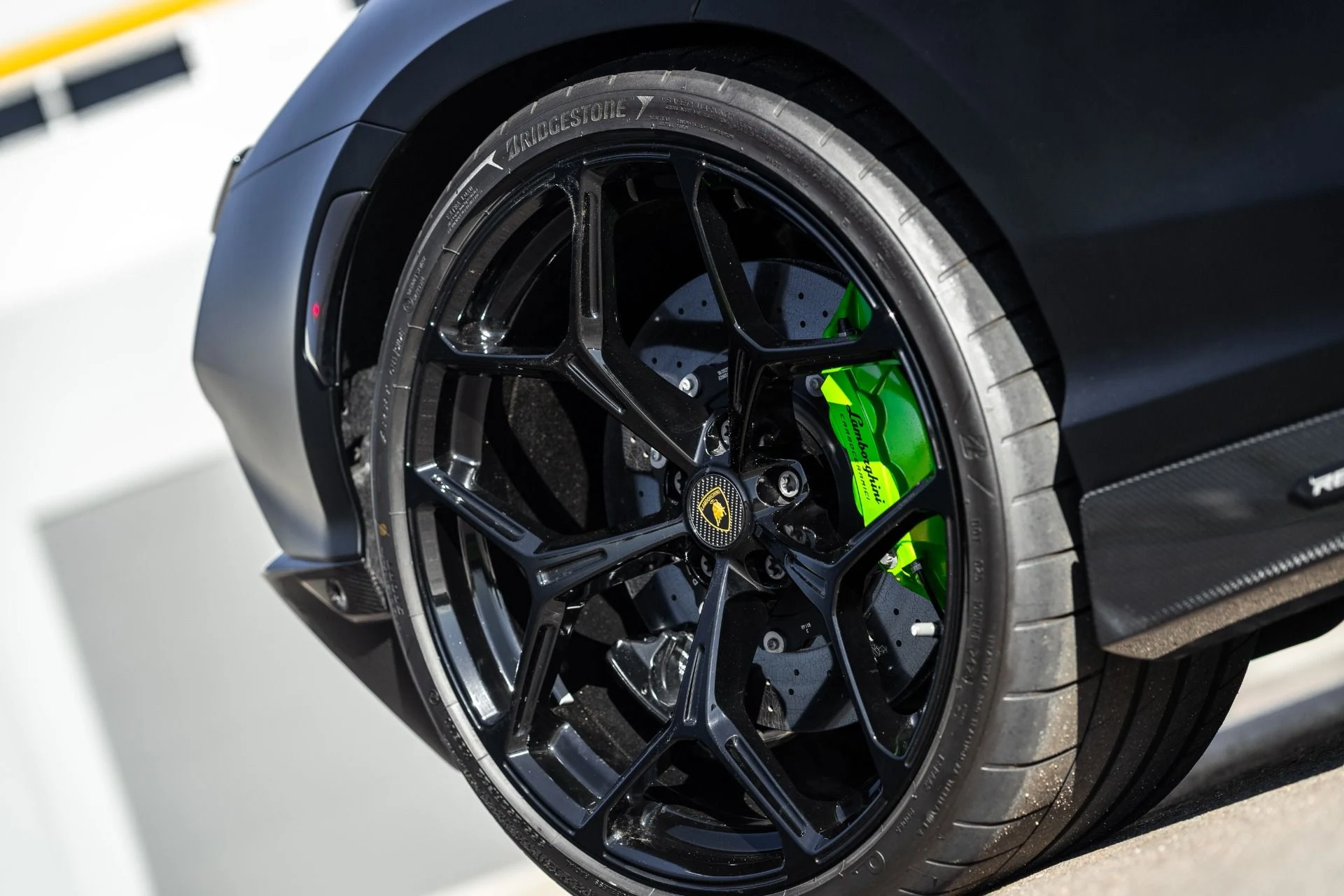 mph015_3257524921_Used_2025_Lamborghini_Revuelto_1791313062_847412b162
