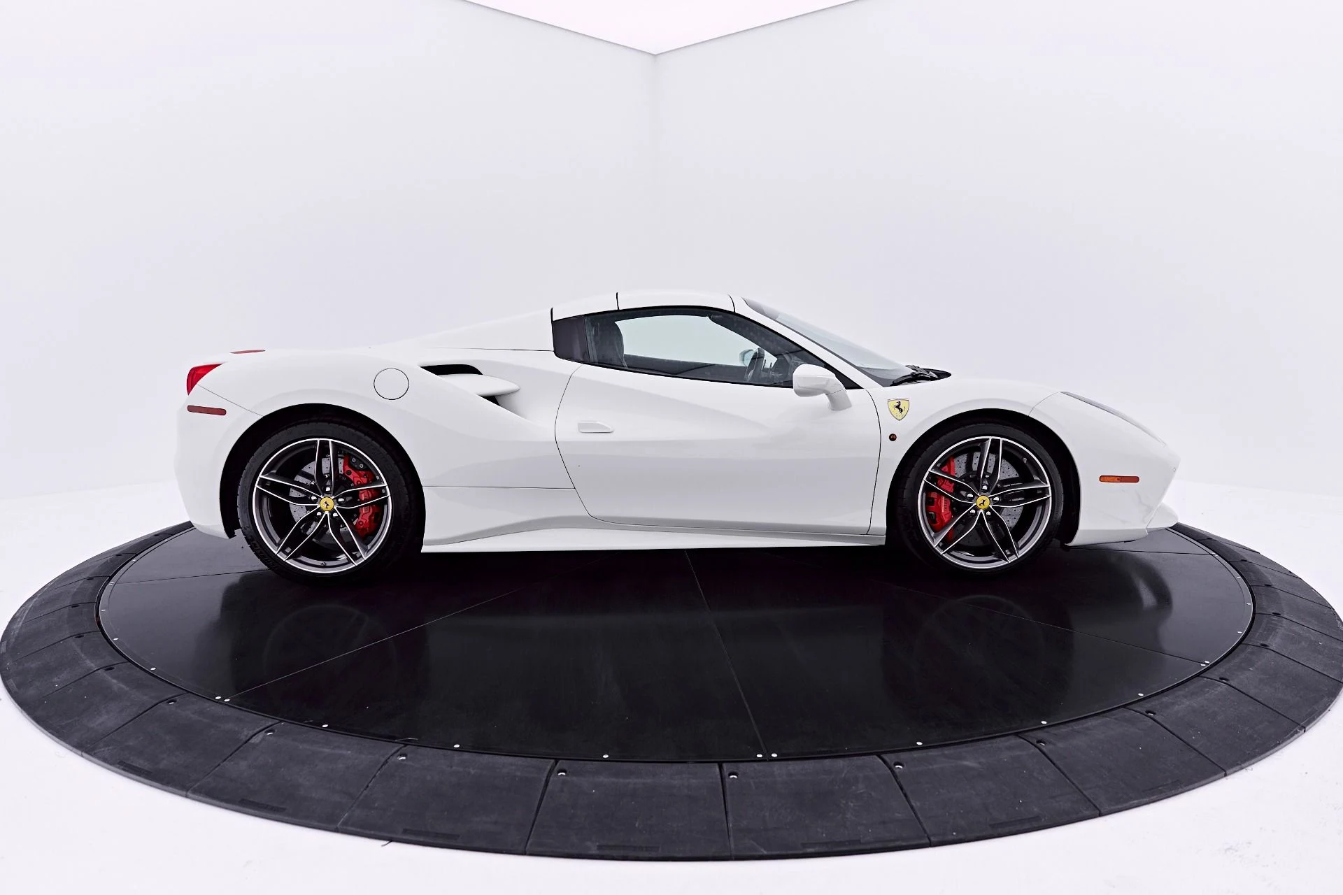 mph015_3264978684_Used_2019_Ferrari_488_Spider_Base_1782196624_1518a96625