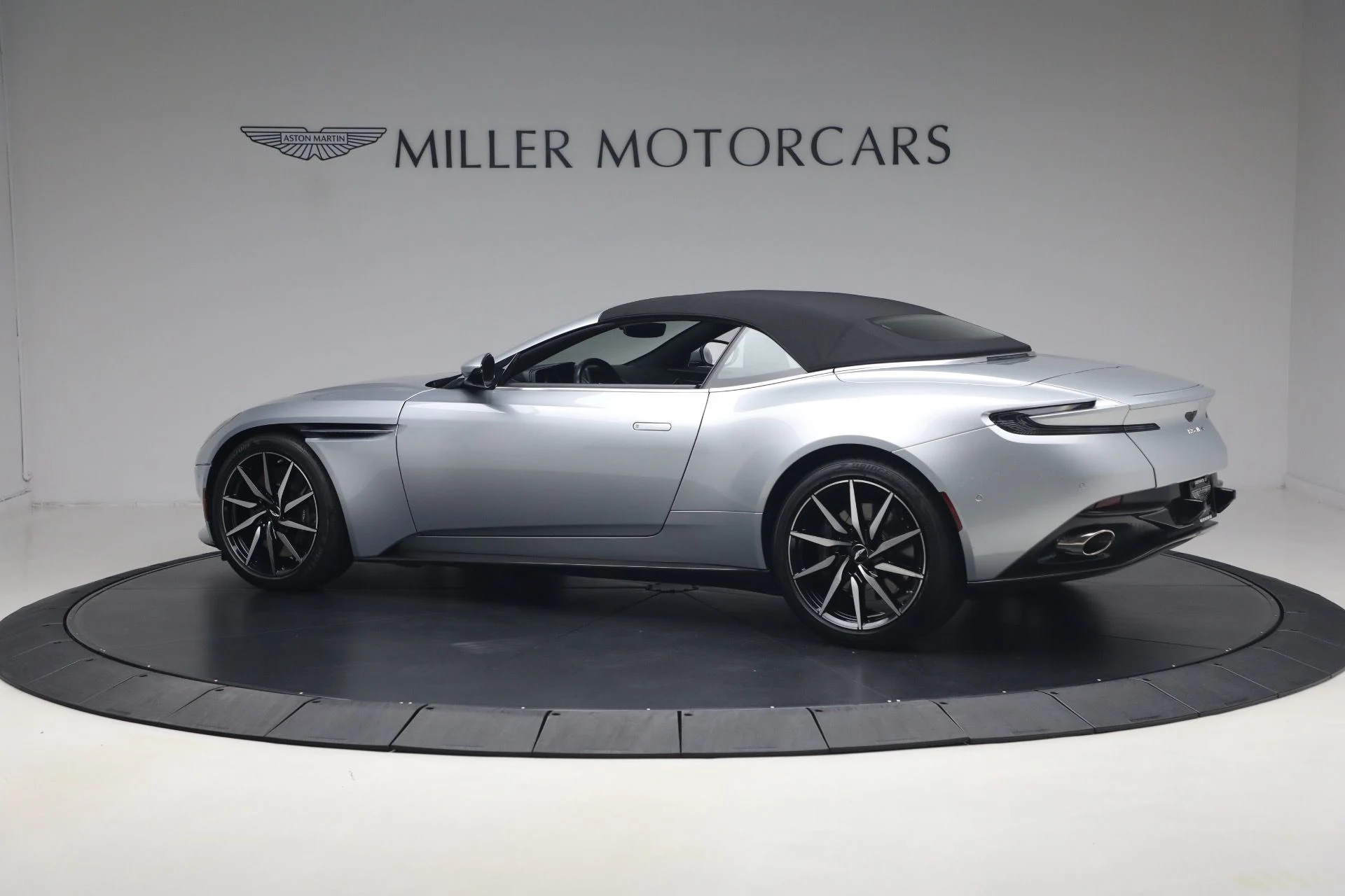 mph015_3268378699_Used_2019_Aston_Martin_DB_11_Volante_1781362219_8905ad5c5b