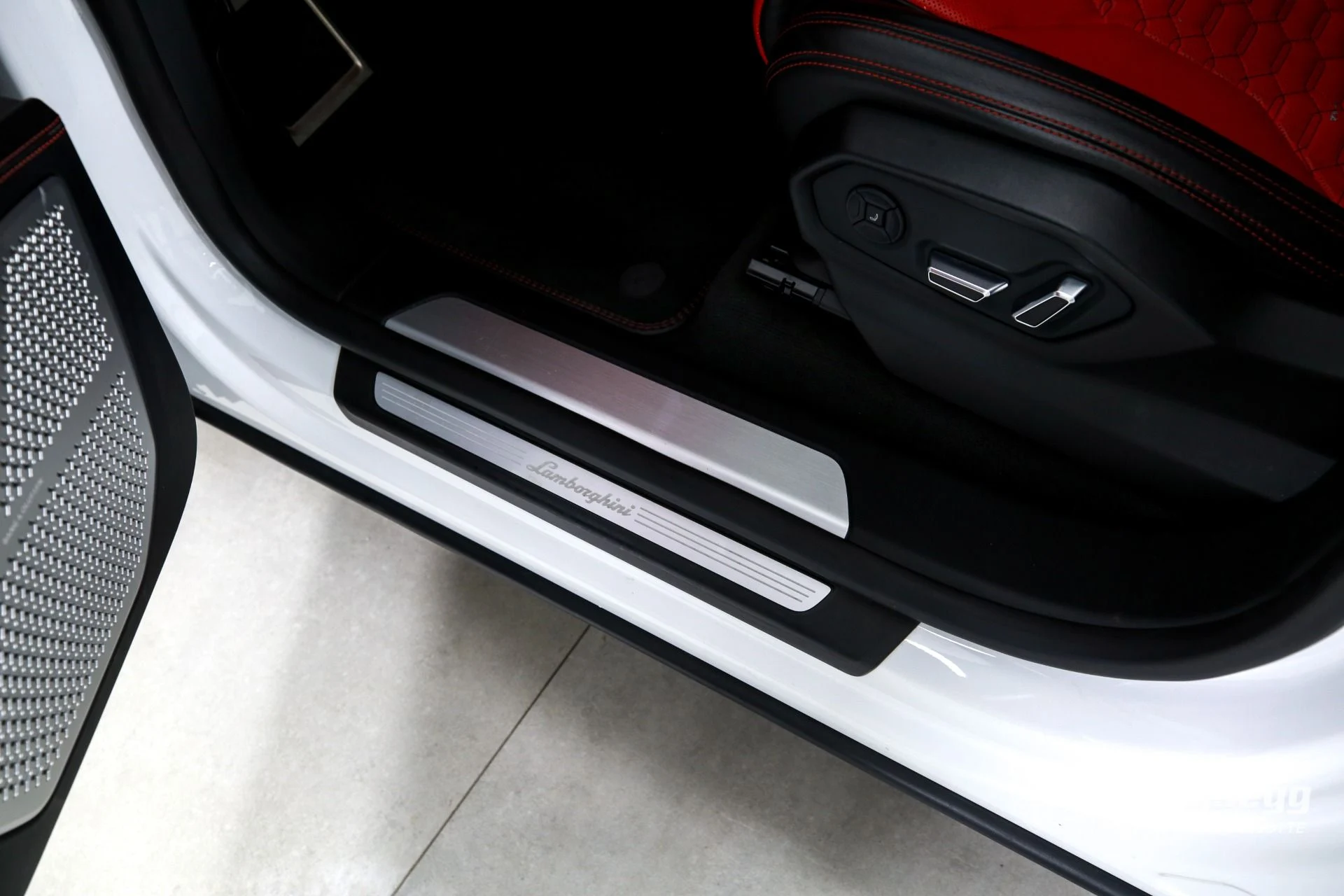 mph015_3270307797_Used_2019_Lamborghini_Urus_1760976119_4f3e647d6a