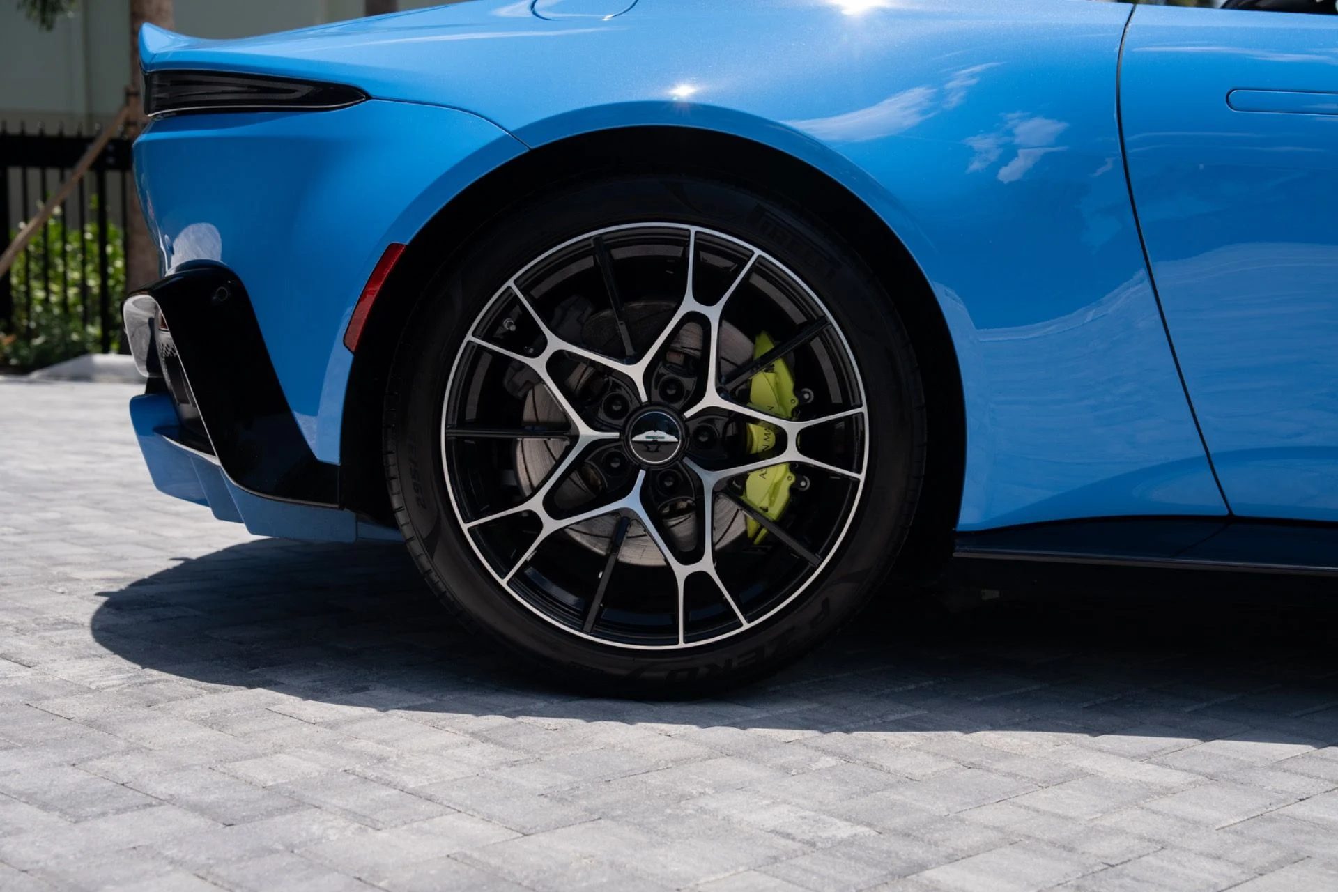 mph015_3273295722_Used_2021_Aston_Martin_Vantage_1781043634_789f202880