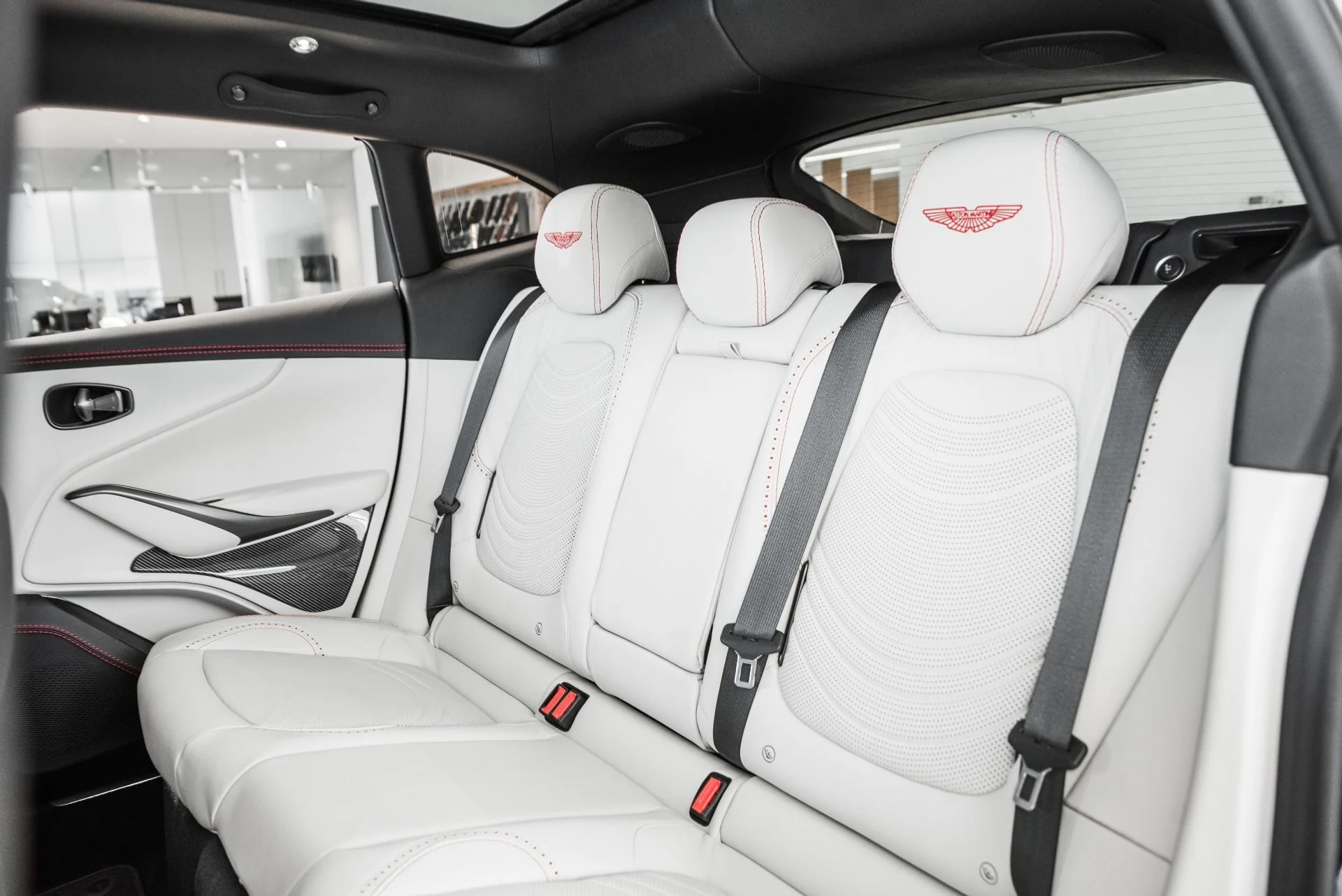 mph015_327746269_Used_2022_Aston_Martin_DBX_550_1675796960_433f20cce4