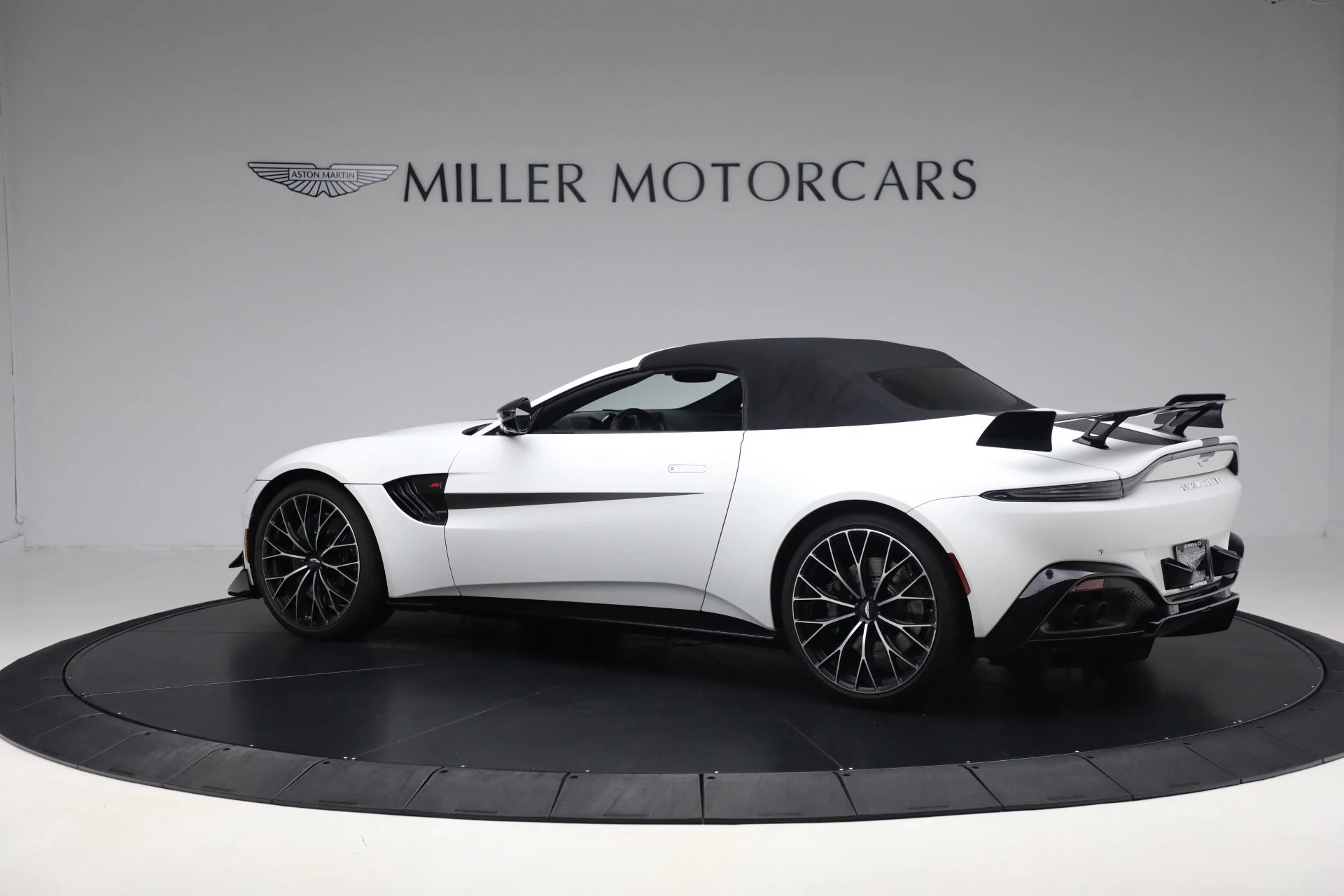 mph015_3284430464_Used_2022_Aston_Martin_Vantage_F1_Edition_7cc50dd676