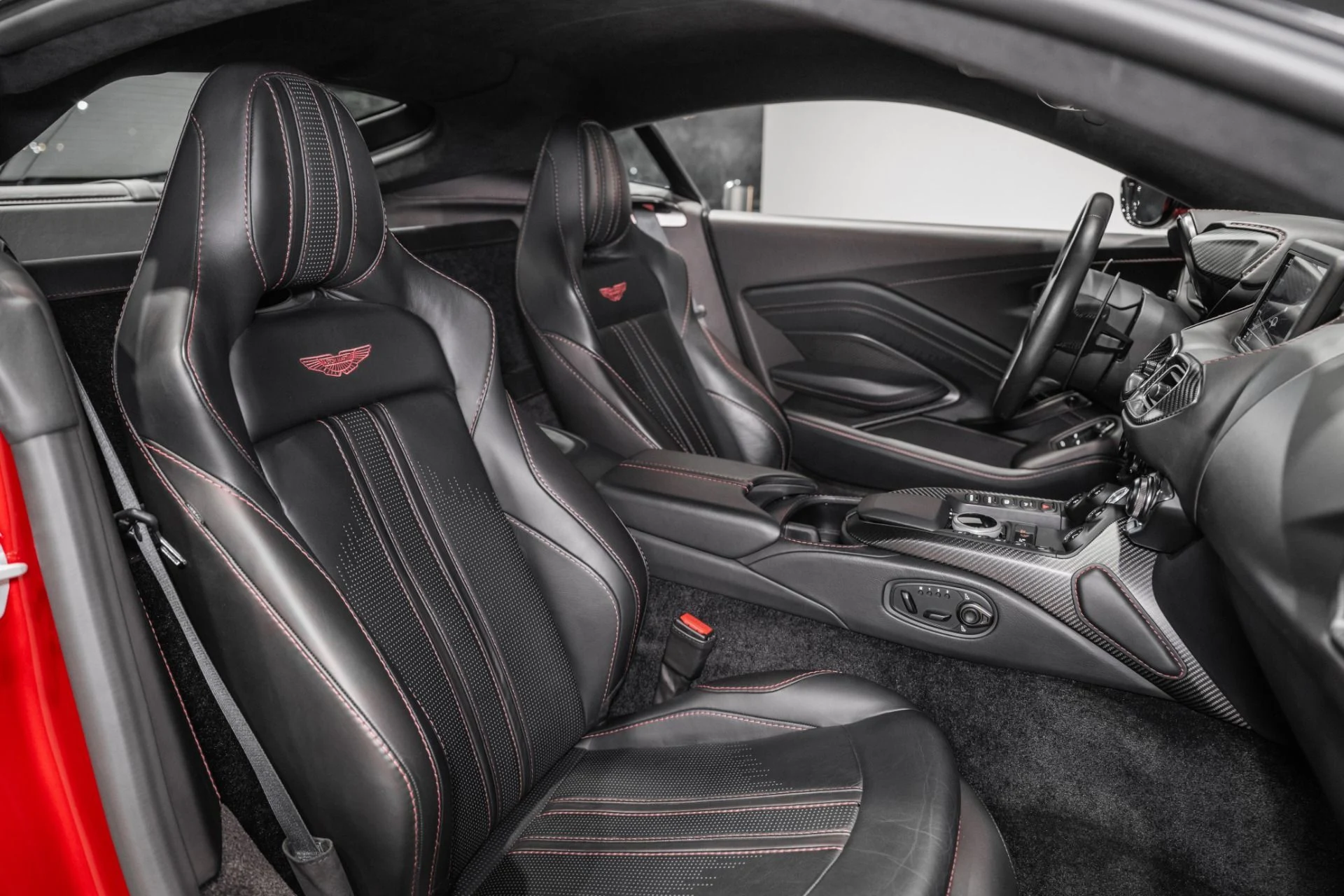 mph015_3286856719_Used_2023_Aston_Martin_Vantage_V8_1772854371_6ce0f89464