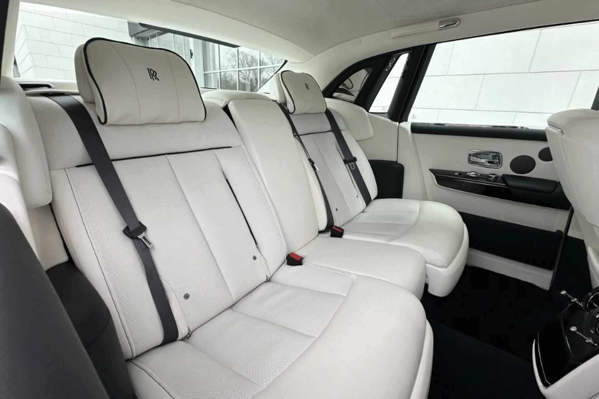 mph015_3292656286_Used_2023_Rolls_Royce_Phantom_1769430956_9bfb7633ba