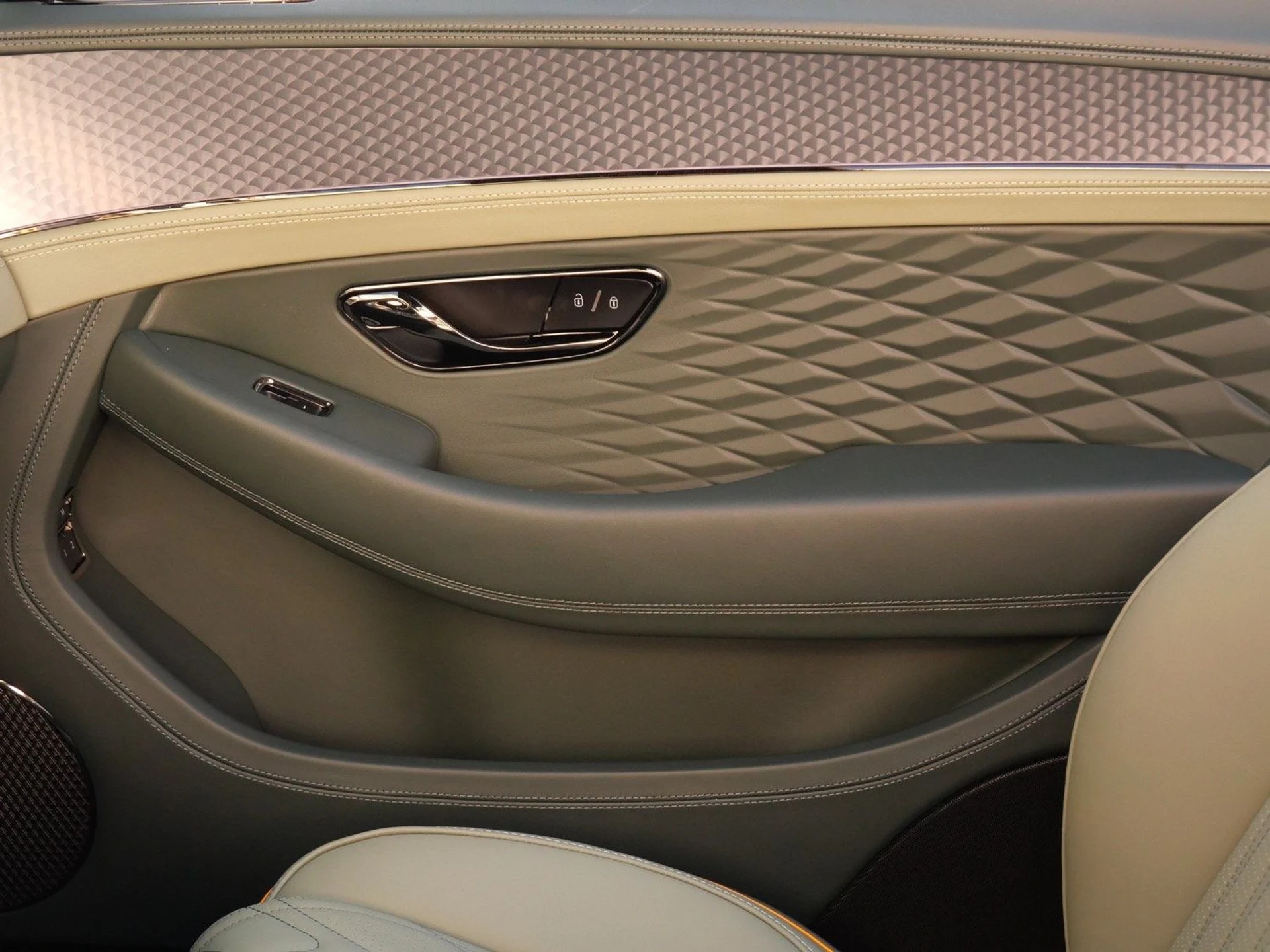 mph015_3295967865_cdc30e803624eb27ce0b791b8f1adcd2x_83bd7165ea