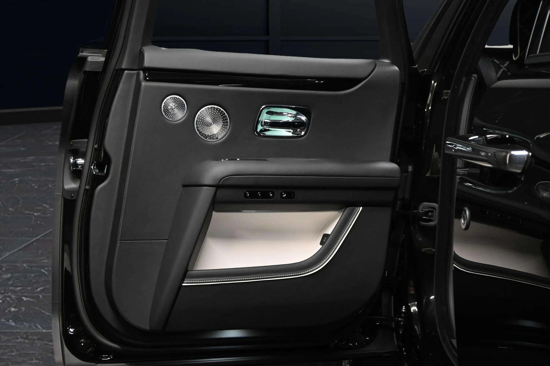 mph015_3320677473_58c728ef_e84c_431f_8a17_7f61e68e4edf_202520_Rolls_Royce20_Ghost20282501629_14_96b819c9f3