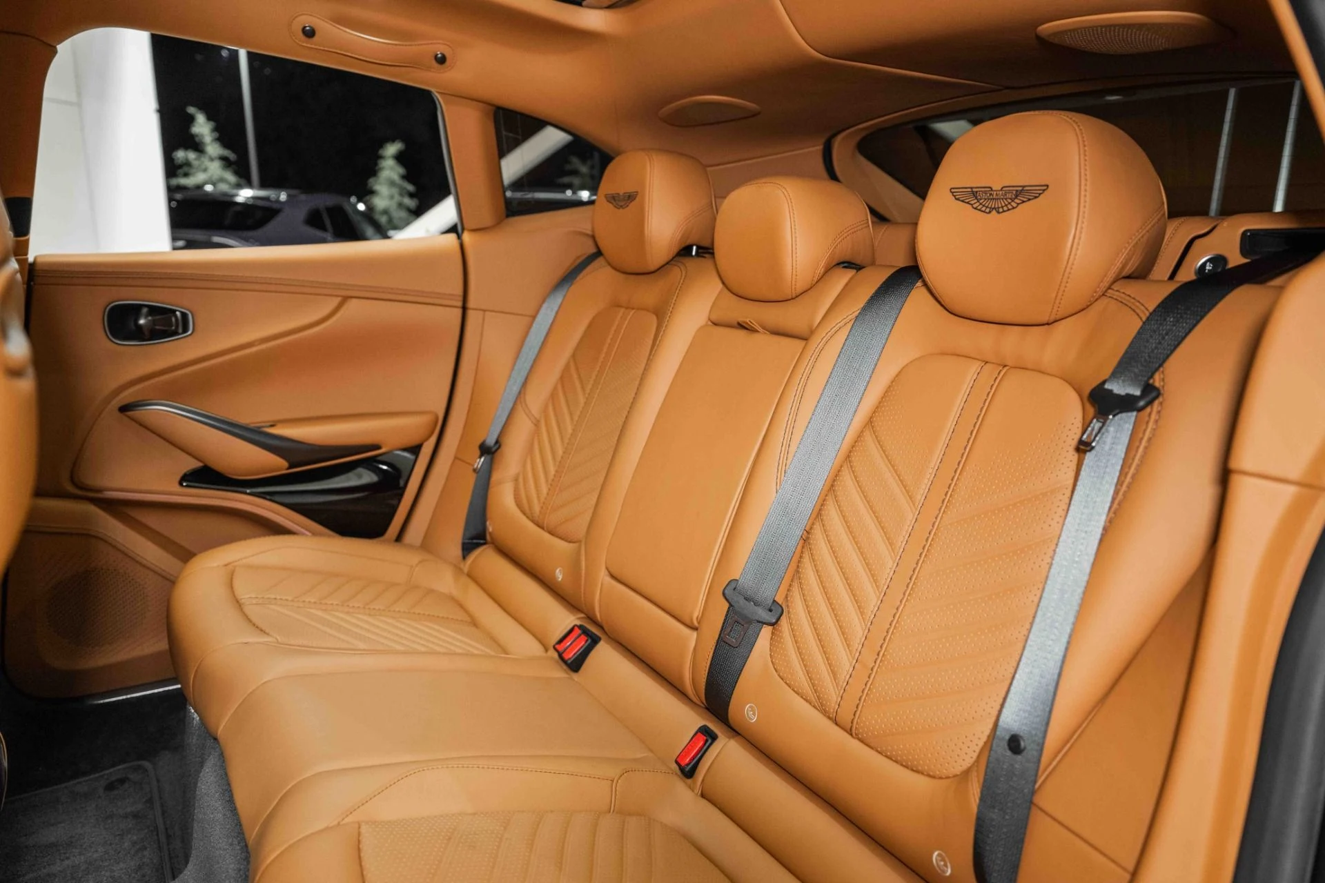 mph015_3333649926_Used_2023_Aston_Martin_DBX_707_1720795210_08d5b2aa07