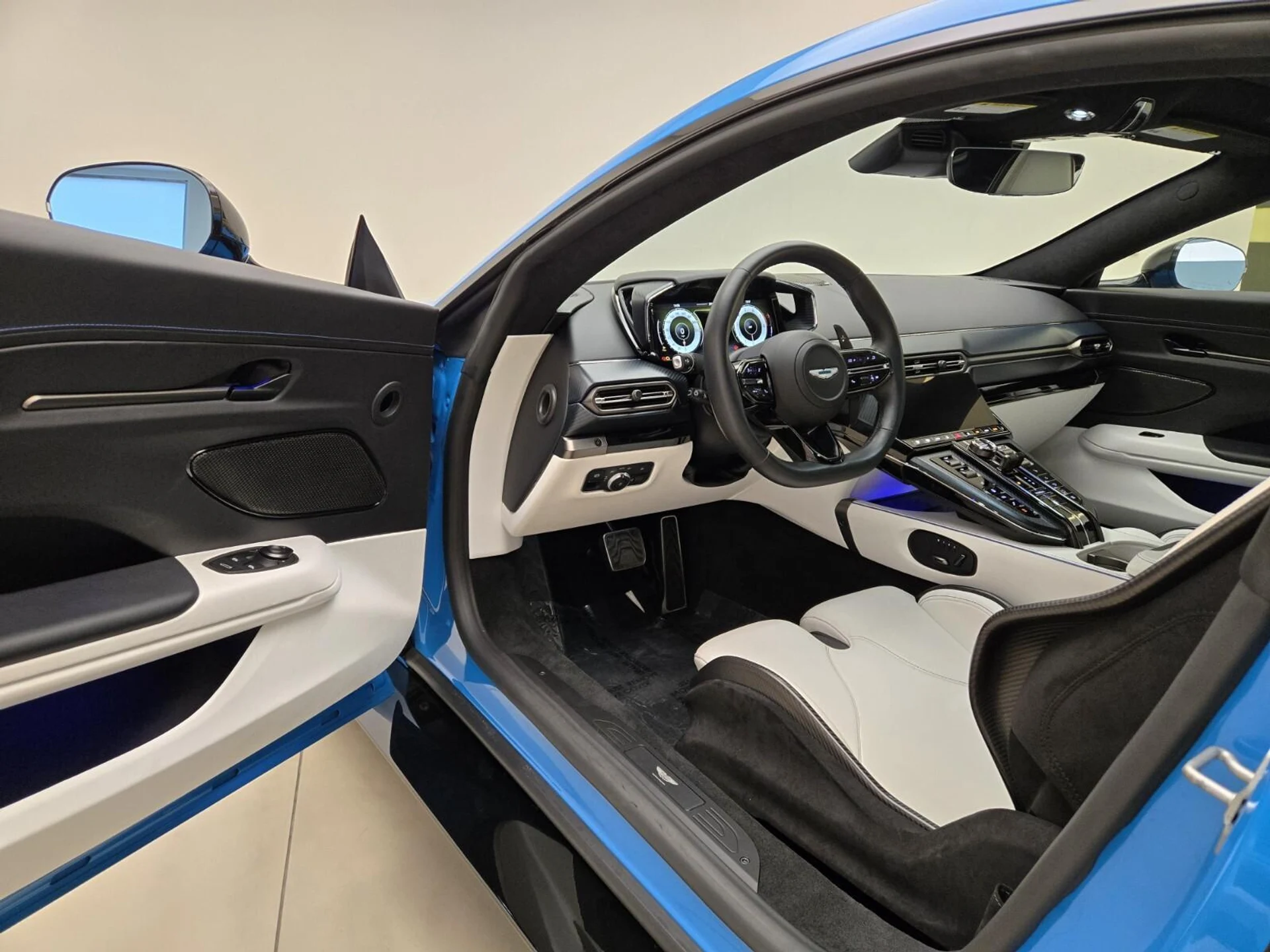 mph015_3342918076_Used_2025_Aston_Martin_Vantage_1770792729_a43f608b2d