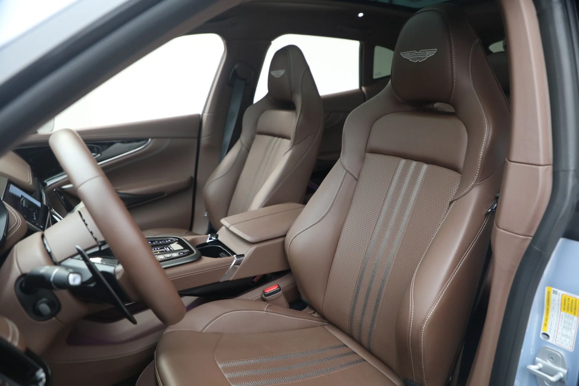 mph015_3344773120_Used_2026_Aston_Martin_DBX_707_1780931421_a374acce99