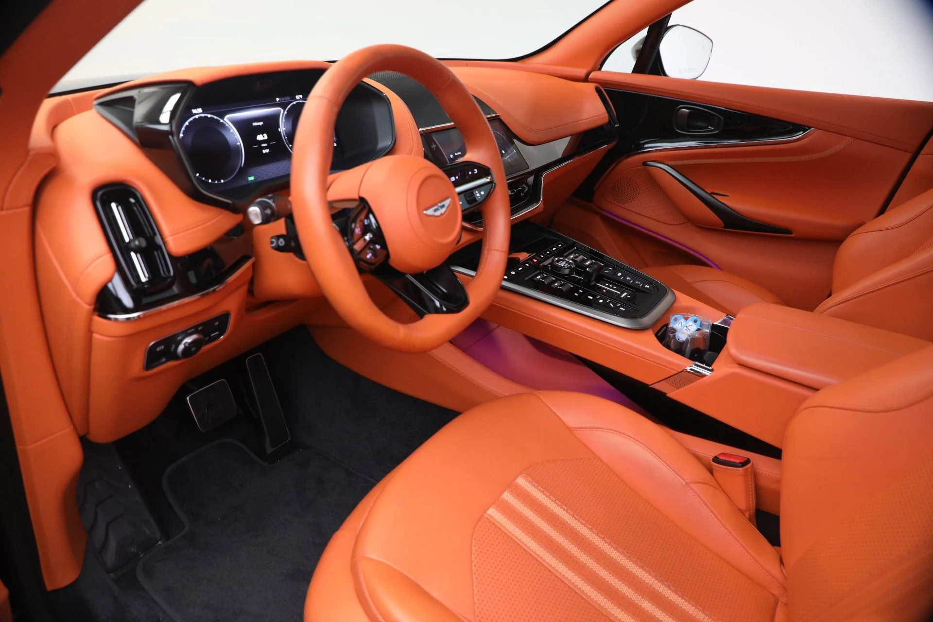 mph015_3353449821_Used_2025_Aston_Martin_DBX_707_1788625021_d29dd7e9d3