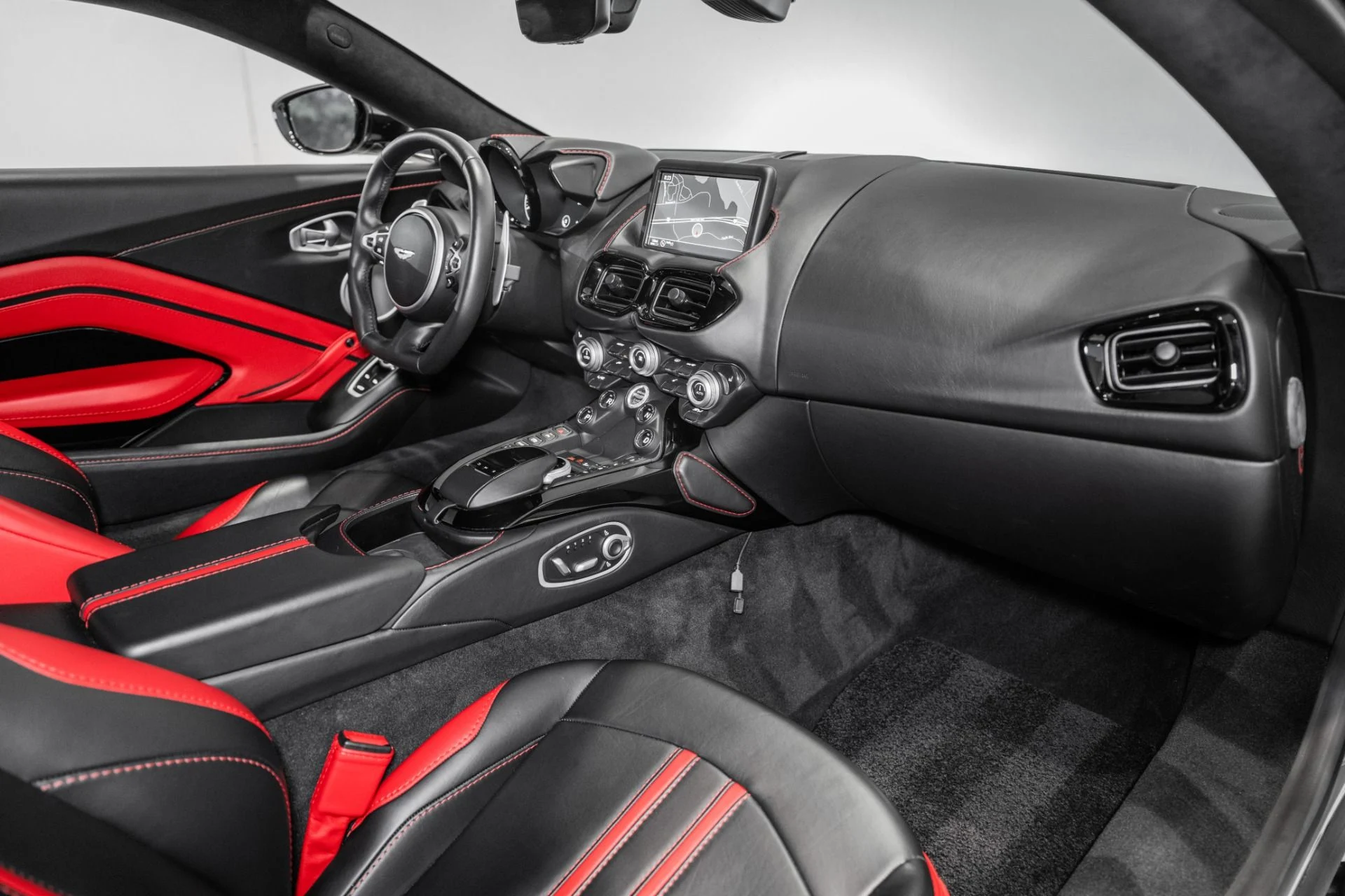 mph015_3356646518_Used_2019_Aston_Martin_Vantage_1779799907_3859a563f4