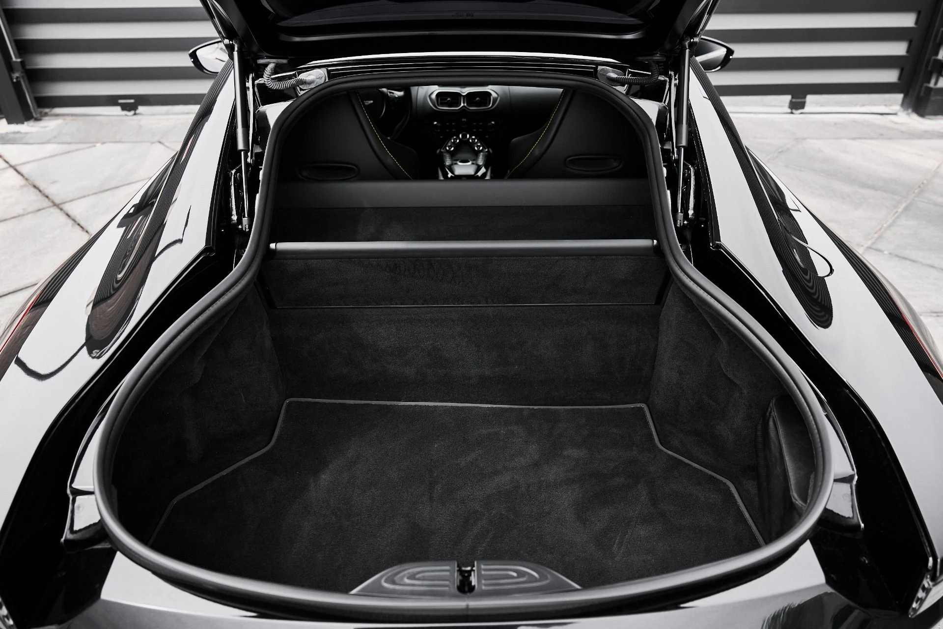 mph015_3389923859_Used_2023_Aston_Martin_Vantage_1775333304_6e05aa2bf9