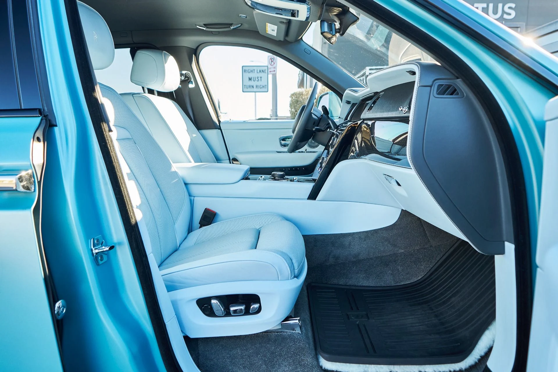 mph015_3393289375_Used_2022_Rolls_Royce_Cullinan_Black_Badge_1765410987_0bf6cca9c2