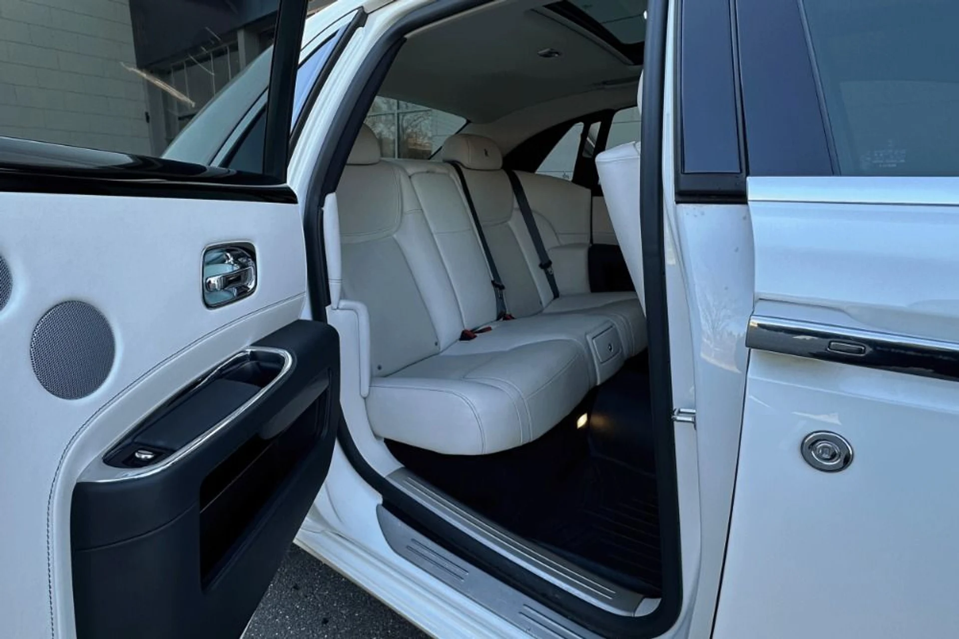 mph015_3398268514_Used_2016_Rolls_Royce_Ghost_1768387750_fae894159f