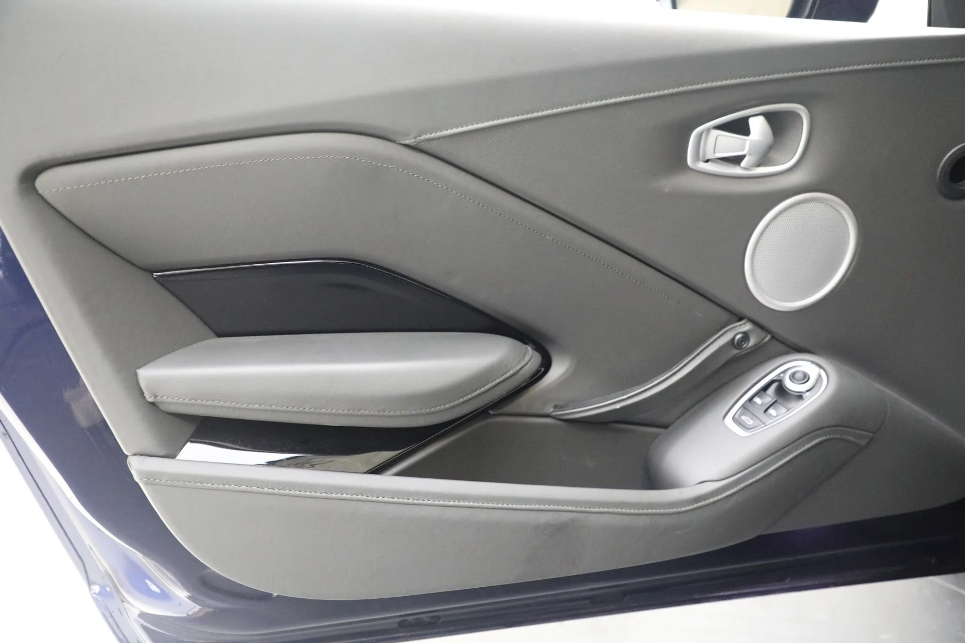 mph015_3412171345_Used_2020_Aston_Martin_Vantage_1642280787_d6f9a5a6b5