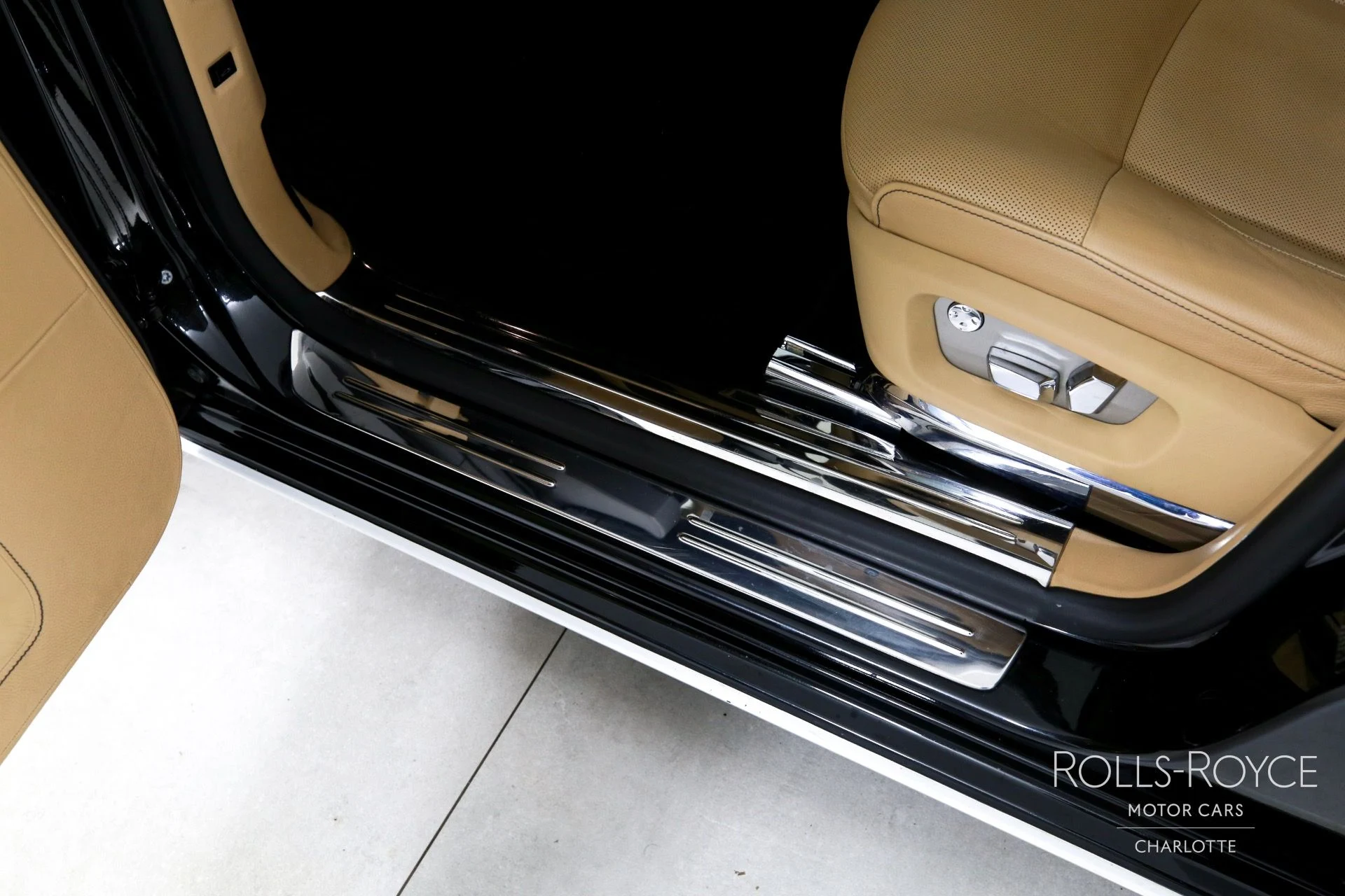 mph015_3445002901_Used_2014_Rolls_Royce_Ghost_1757714592_278cefd3f5