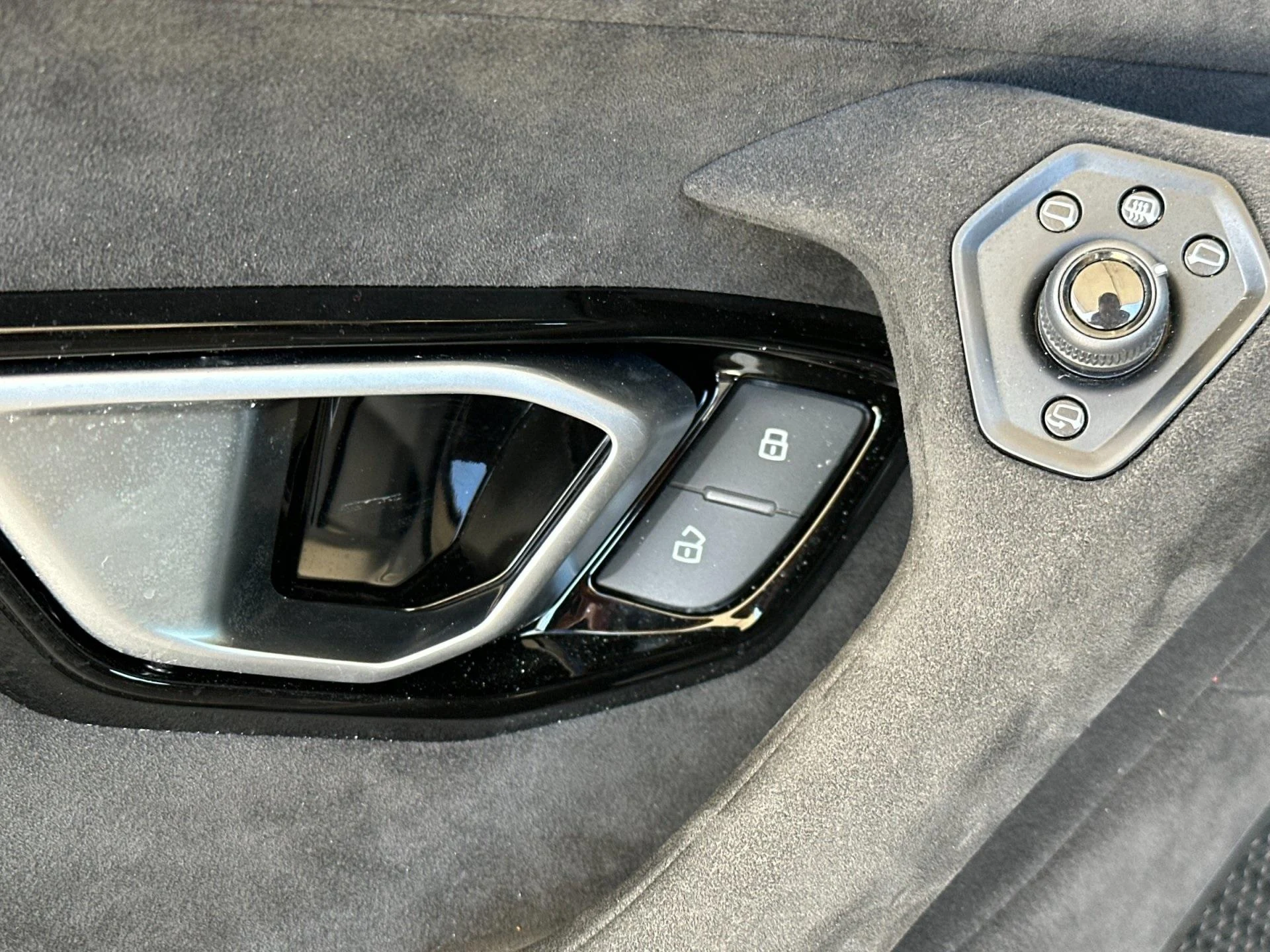 mph015_3455351237_Used_2023_Lamborghini_Huracan_Sterrato_Base_1747423538_d6f1b21756