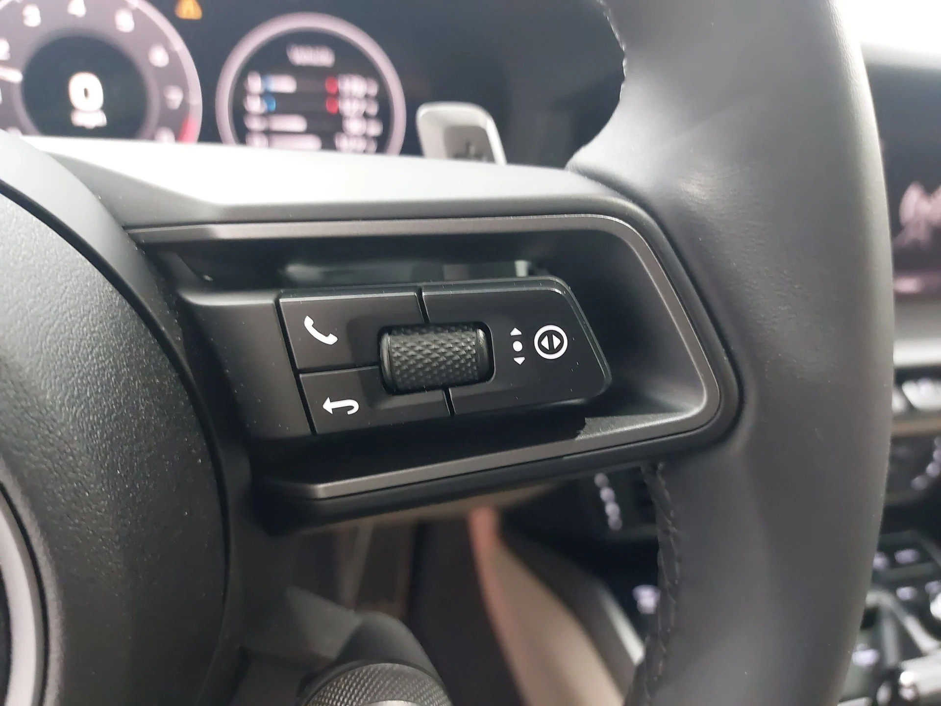 mph015_345933916_3d0934488a38c48fd35b2bf354812f96x_9b843178c9