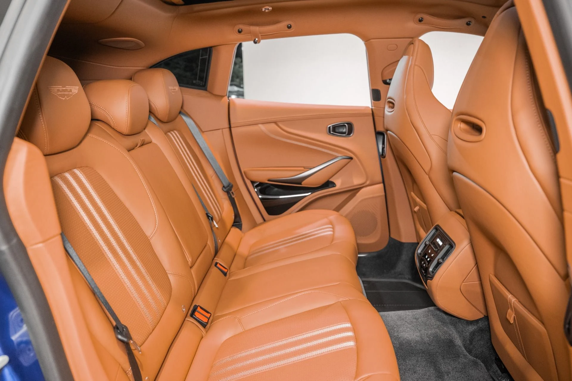mph015_3473463765_New_2026_Aston_Martin_DBX_707_1780939775_301cae0ad2